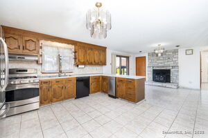 Homes for sale in Cromwell, CT | 21 Crest Dr, Cromwell, CT 06416 | MLS# 24142988