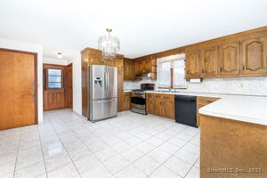 Homes for sale in Cromwell, CT | 21 Crest Dr, Cromwell, CT 06416 | MLS# 24142988