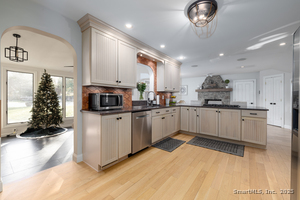 Homes for sale in Middlebury, CT | 51 Cross Rd, Middlebury, CT 06762 | MLS# 24141874