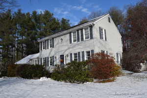 Homes for sale in Avon, CT | 4 Tanglewood Dr, Avon, CT 06001 | MLS# 24142636