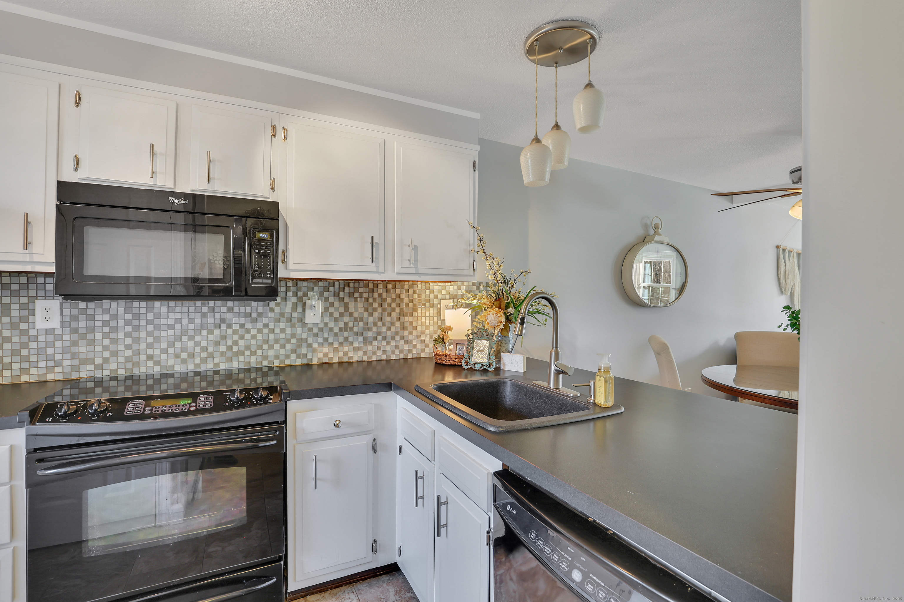 Homes for sale in Newington, CT | 25 Pebble Ct, Newington, CT 06111 | MLS# 24142731