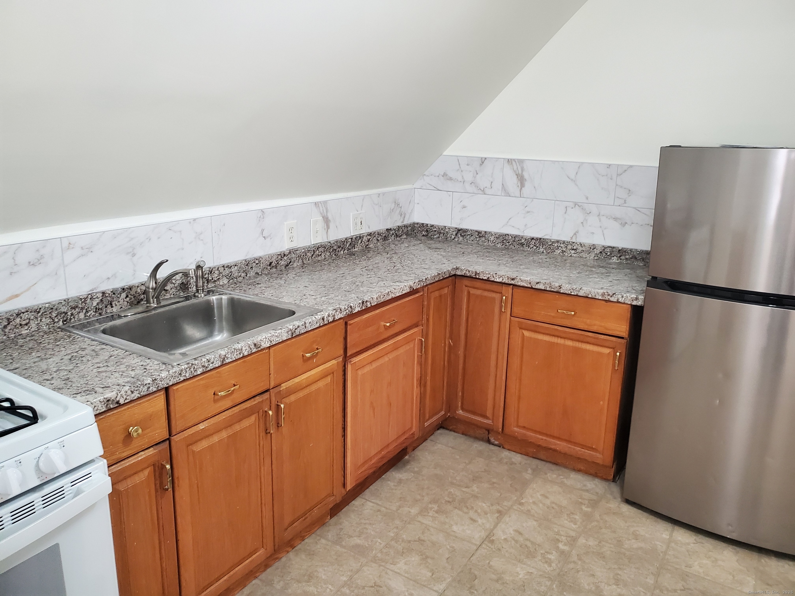 Photo 8 of 319 Maplewood Avenue, Bridgeport, CT