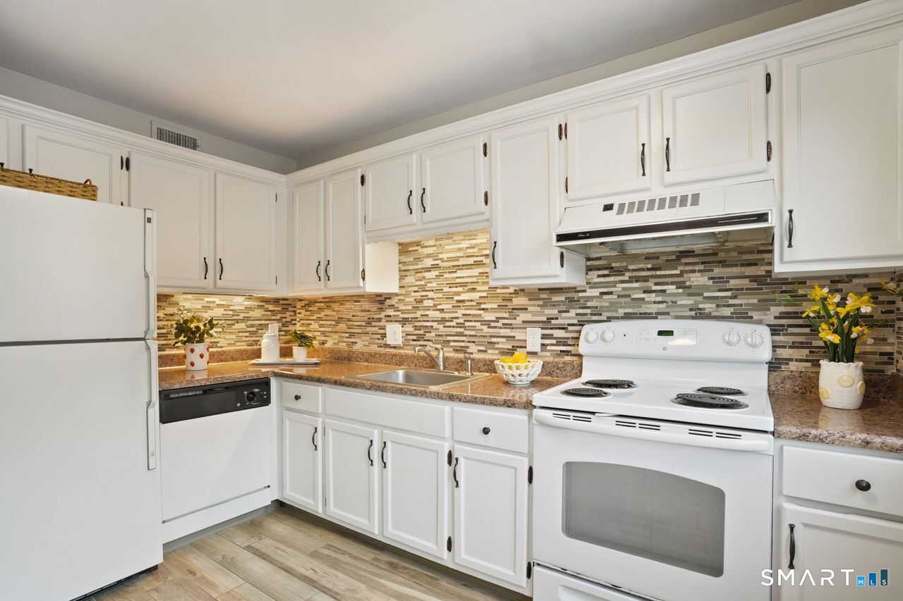 Homes for sale in Southbury, CT | 331 Heritage Vlg #E, Southbury, CT 06488 | MLS# 24143592