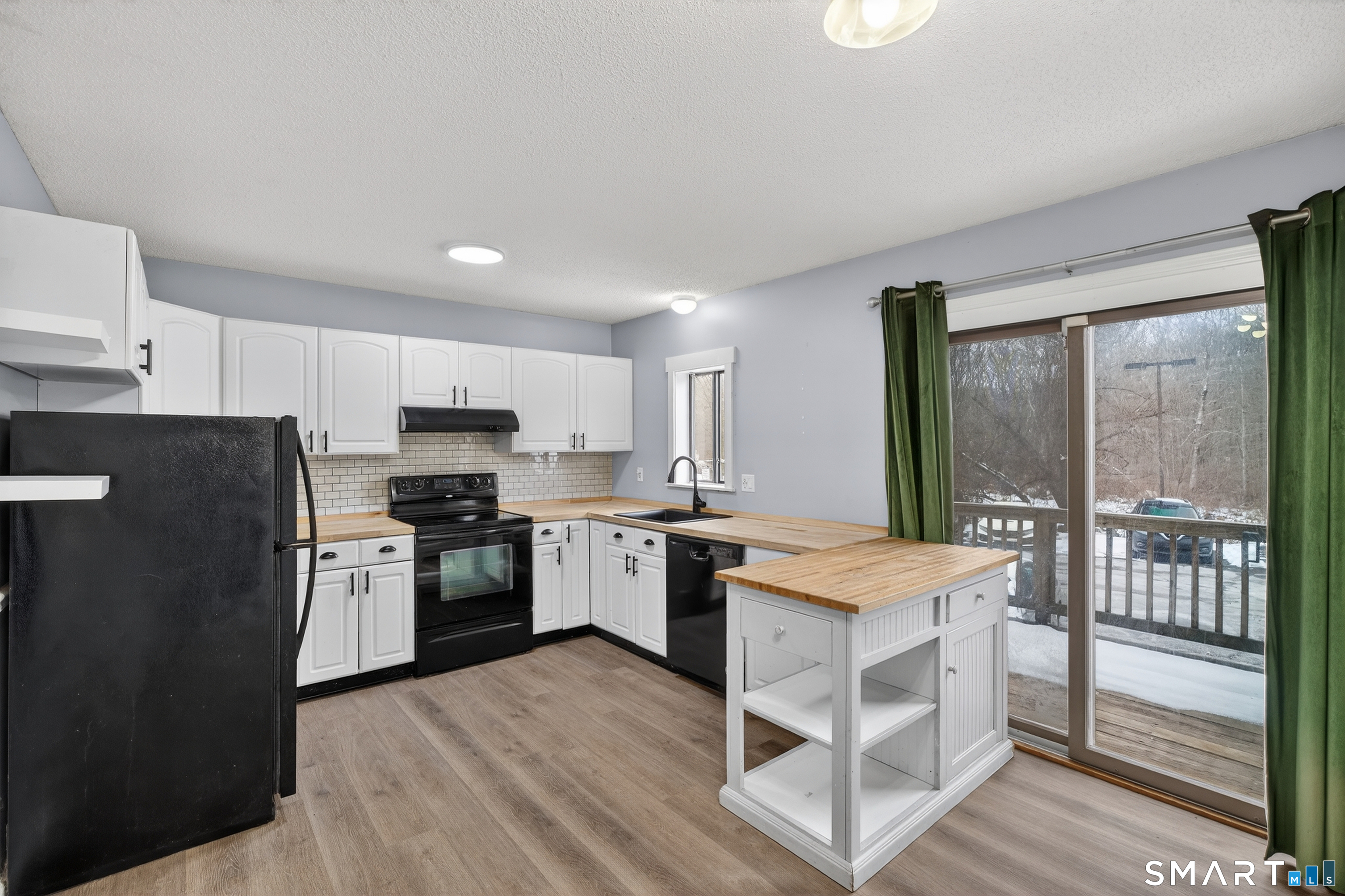 Homes for sale in Naugatuck, CT | 124 Lantern Park Dr #3, Naugatuck, CT 06770 | MLS# 24145362