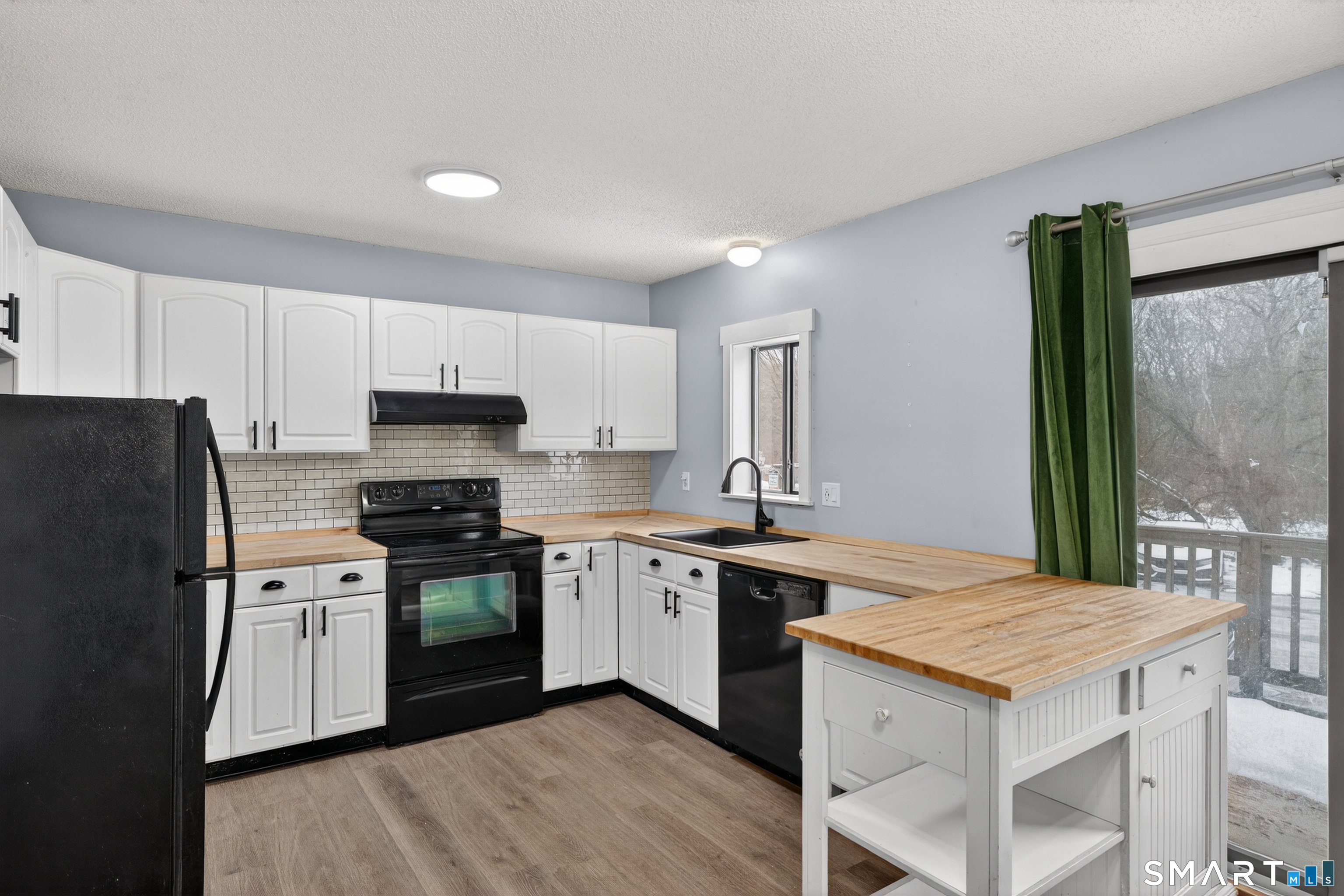 Homes for sale in Naugatuck, CT | 124 Lantern Park Dr #3, Naugatuck, CT 06770 | MLS# 24145362