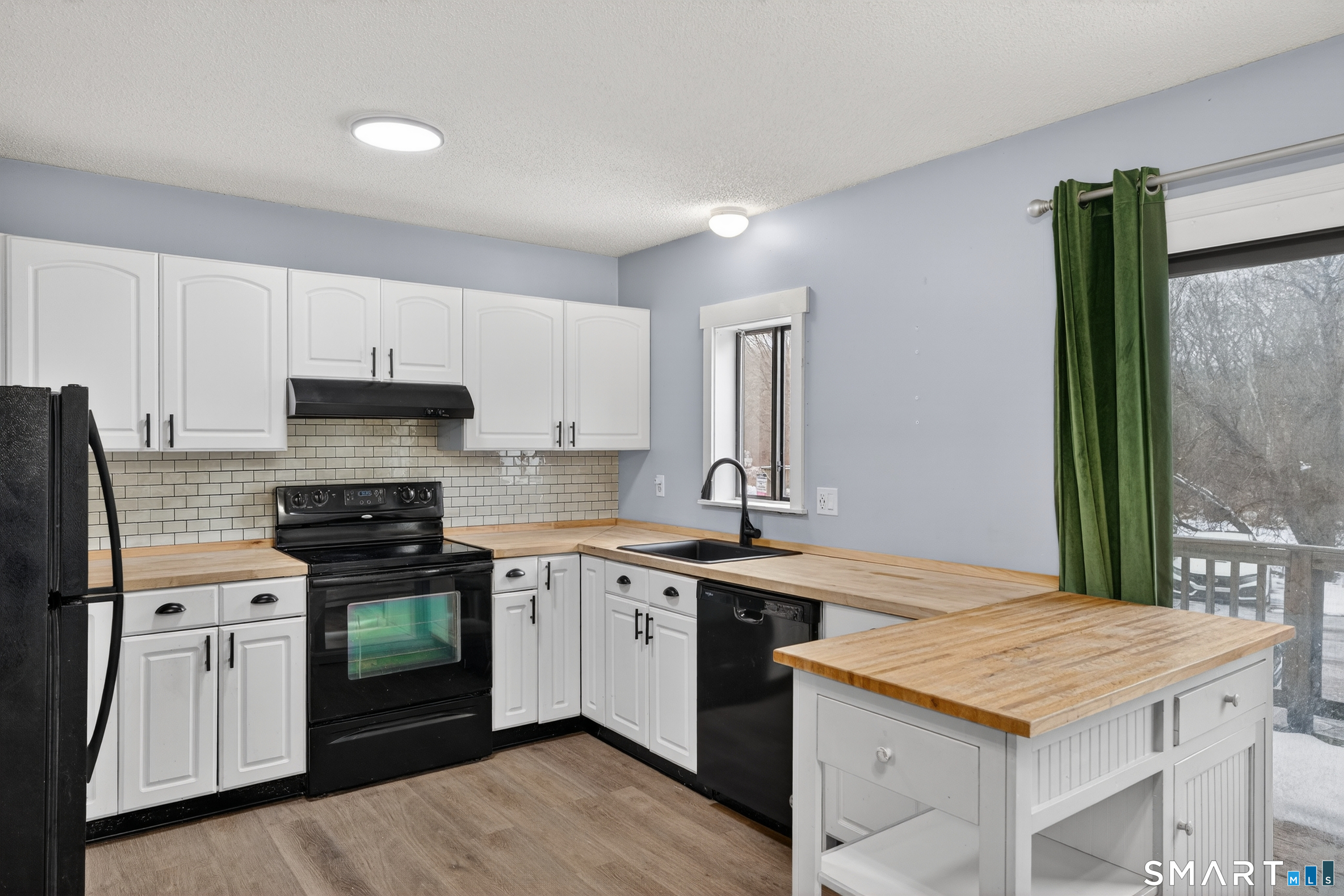 Homes for sale in Naugatuck, CT | 124 Lantern Park Dr #3, Naugatuck, CT 06770 | MLS# 24145362