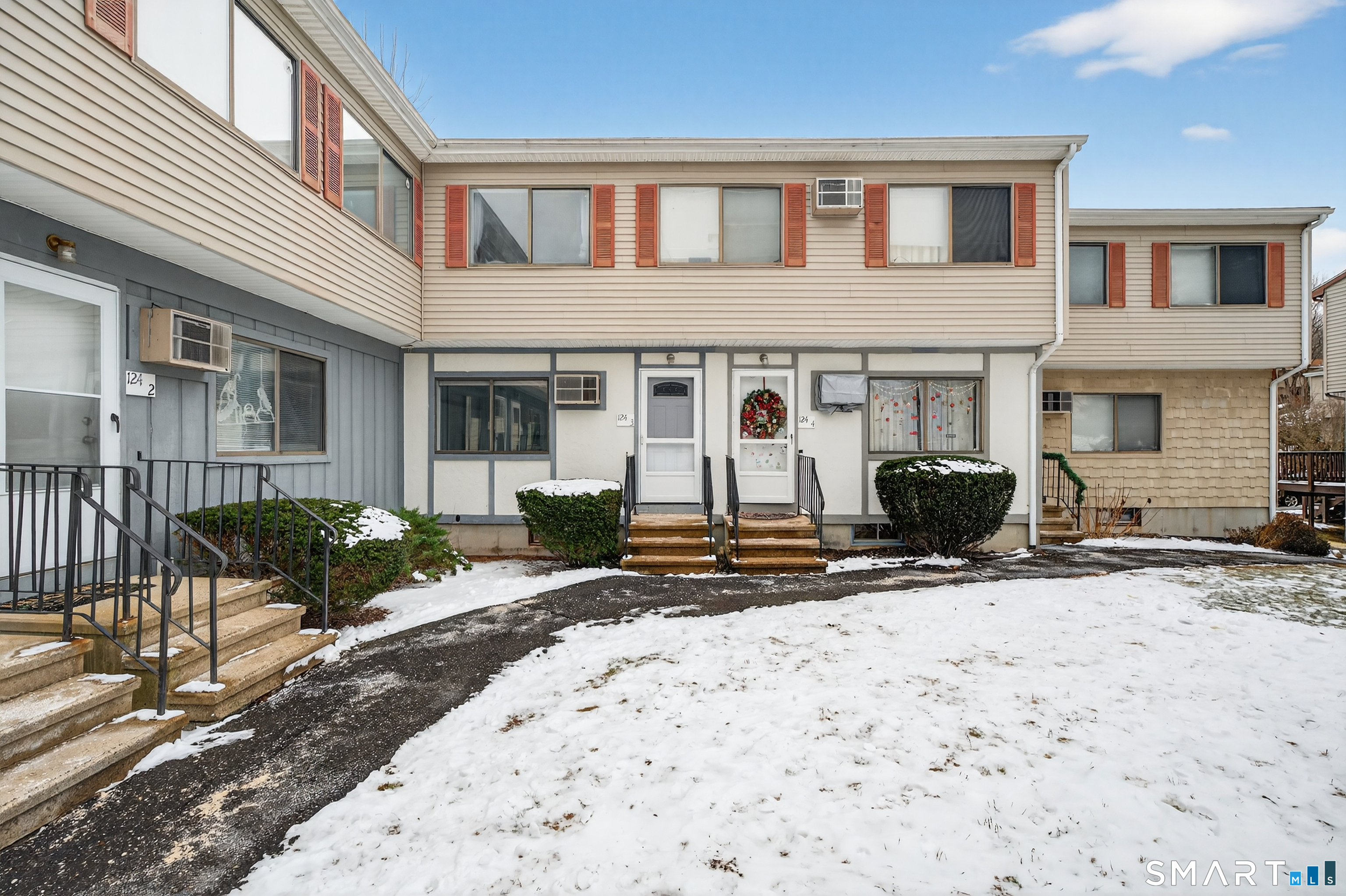 Homes for sale in Naugatuck, CT | 124 Lantern Park Dr #3, Naugatuck, CT 06770 | MLS# 24145362