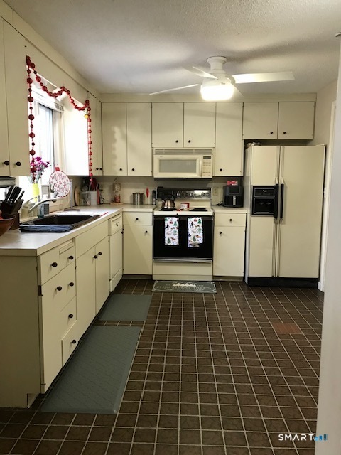 Photo 7 of 14 Ivy Lane, Wethersfield, CT