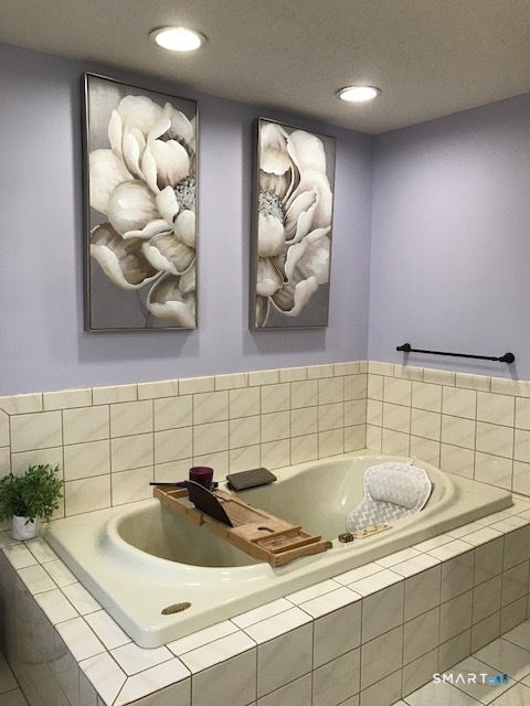 Photo 18 of 14 Ivy Lane, Wethersfield, CT