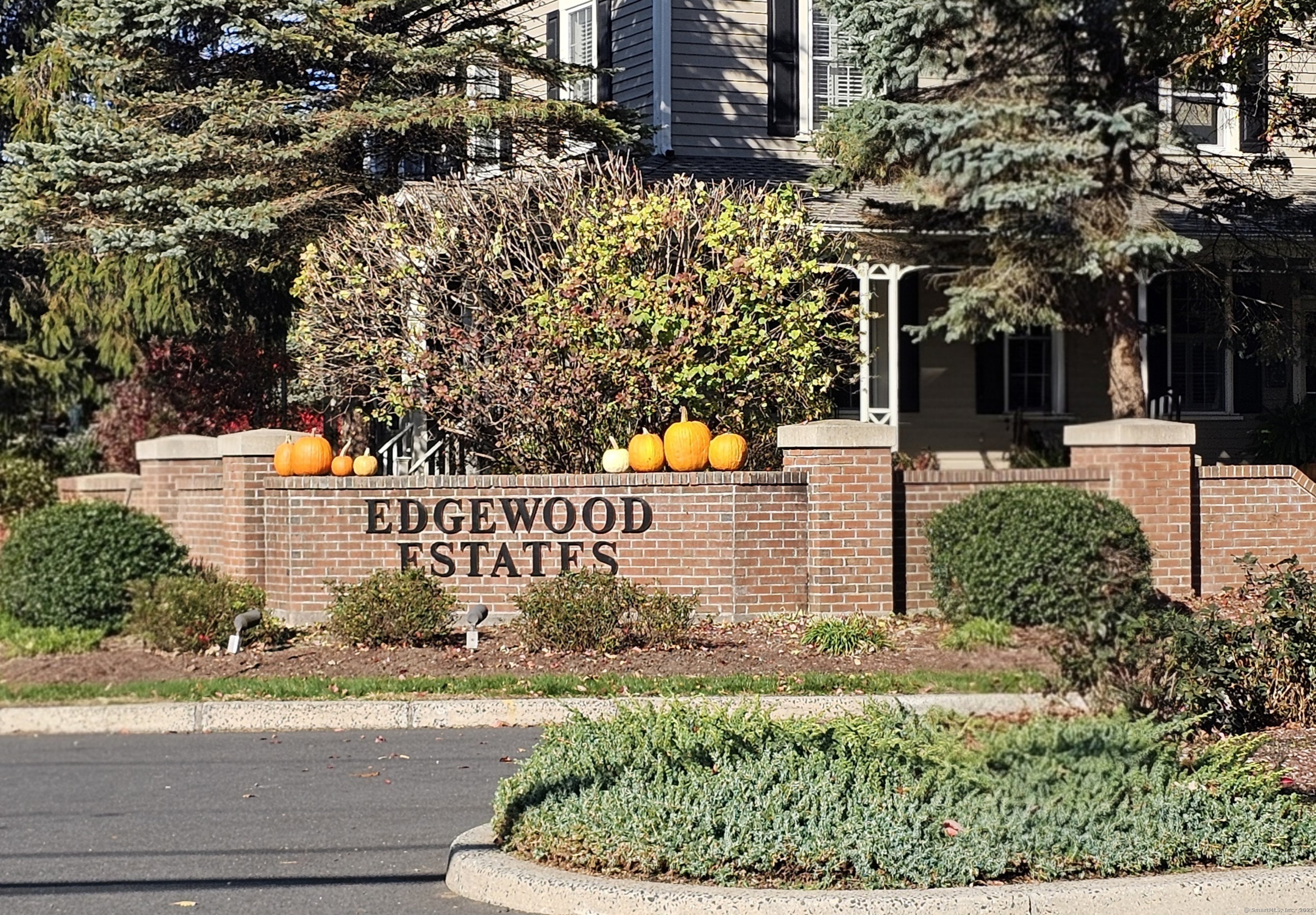 Homes for sale in Farmington, CT | 24 Worthington Dr #24, Farmington, CT 06032 | MLS# 24146161