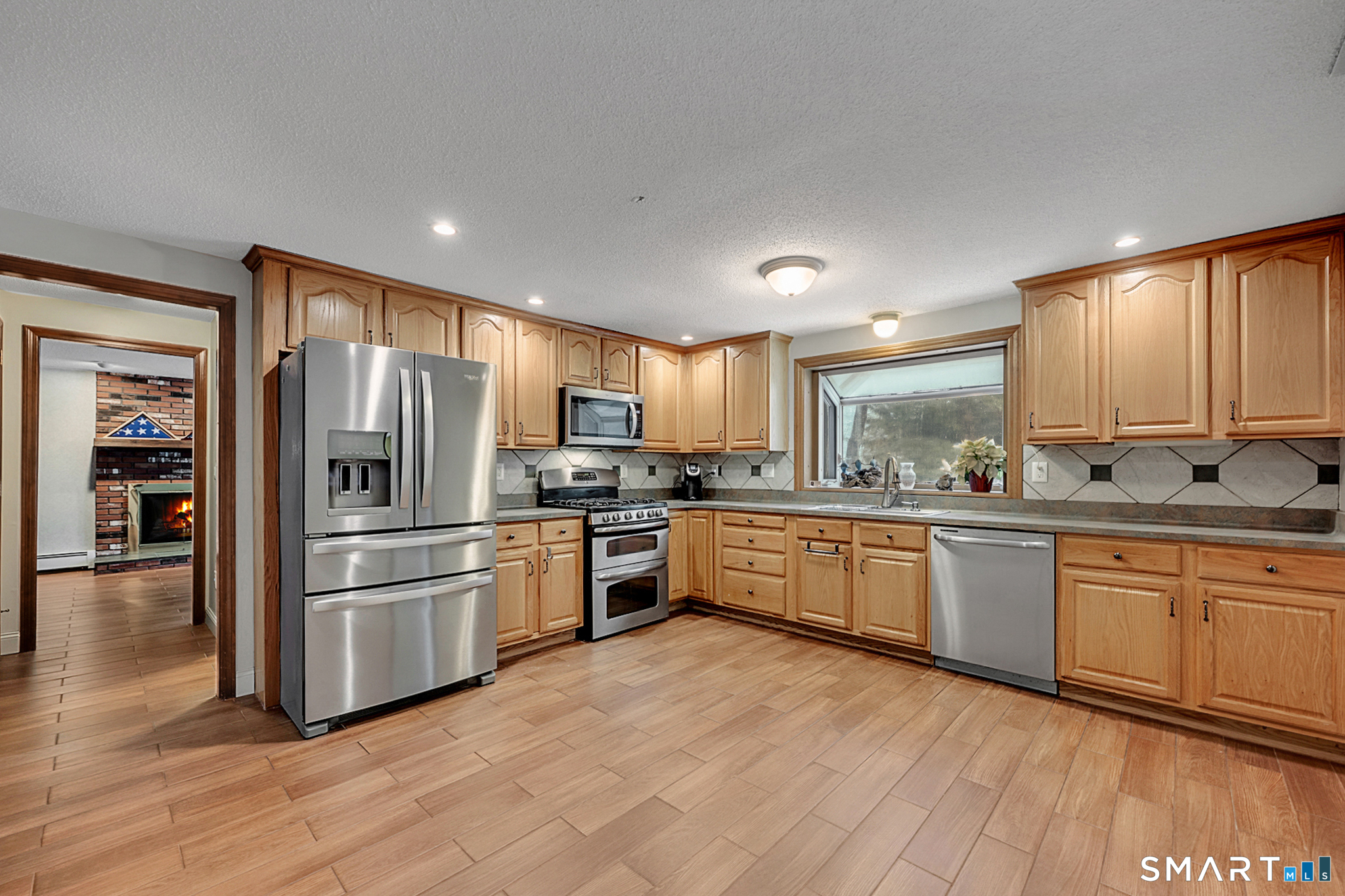 Homes for sale in Avon, CT | 40 Homestead Ln, Avon, CT 06001 | MLS# 24145569