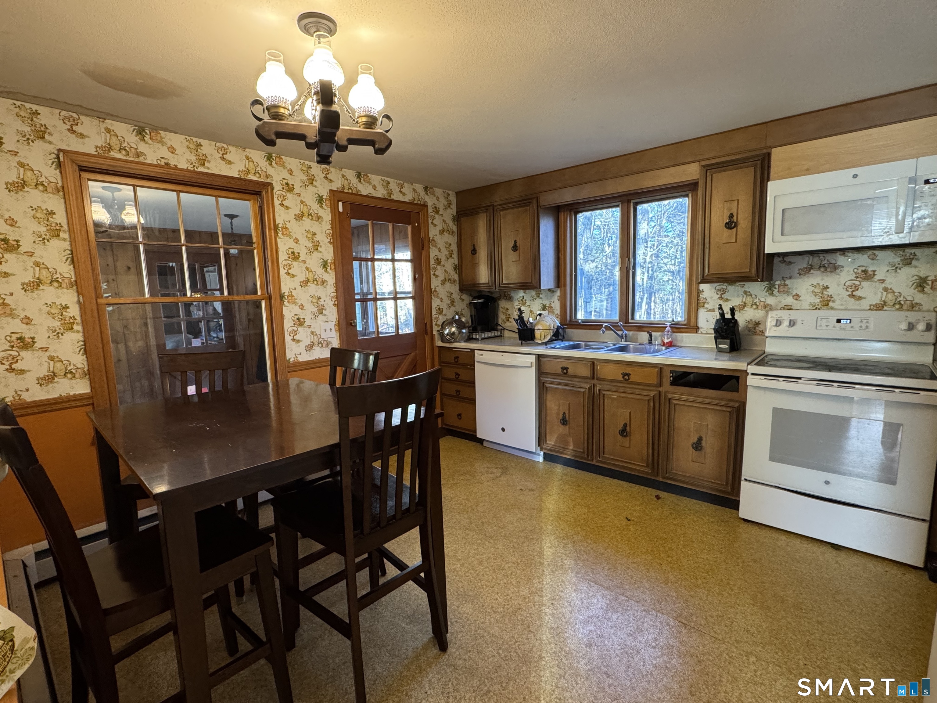 Homes for sale in Windsor Locks, CT | 404 Woodland St, Windsor Locks, CT 06096 | MLS# 24137095