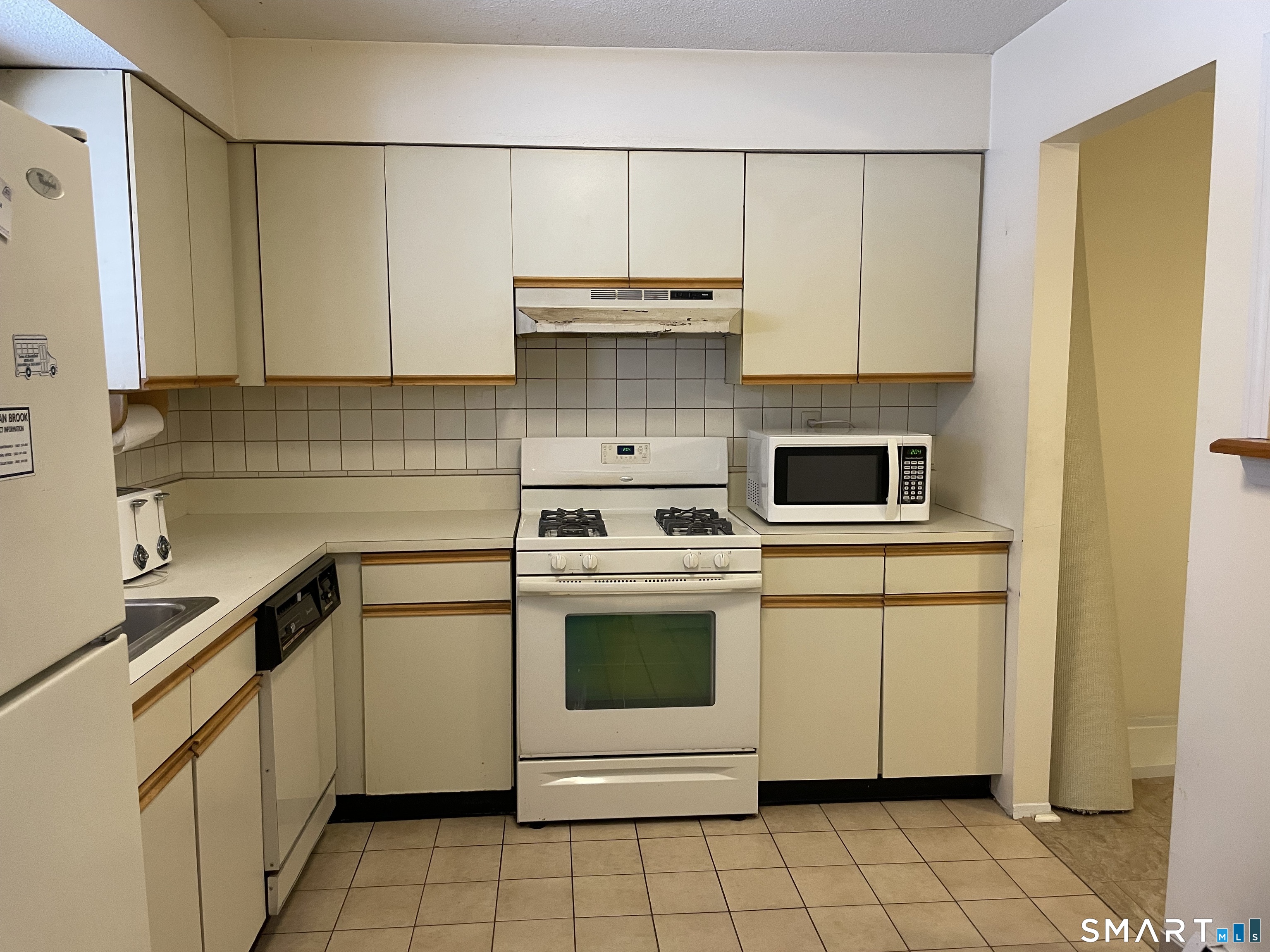 Photo 5 of 12 Sutton Place, Bloomfield, CT