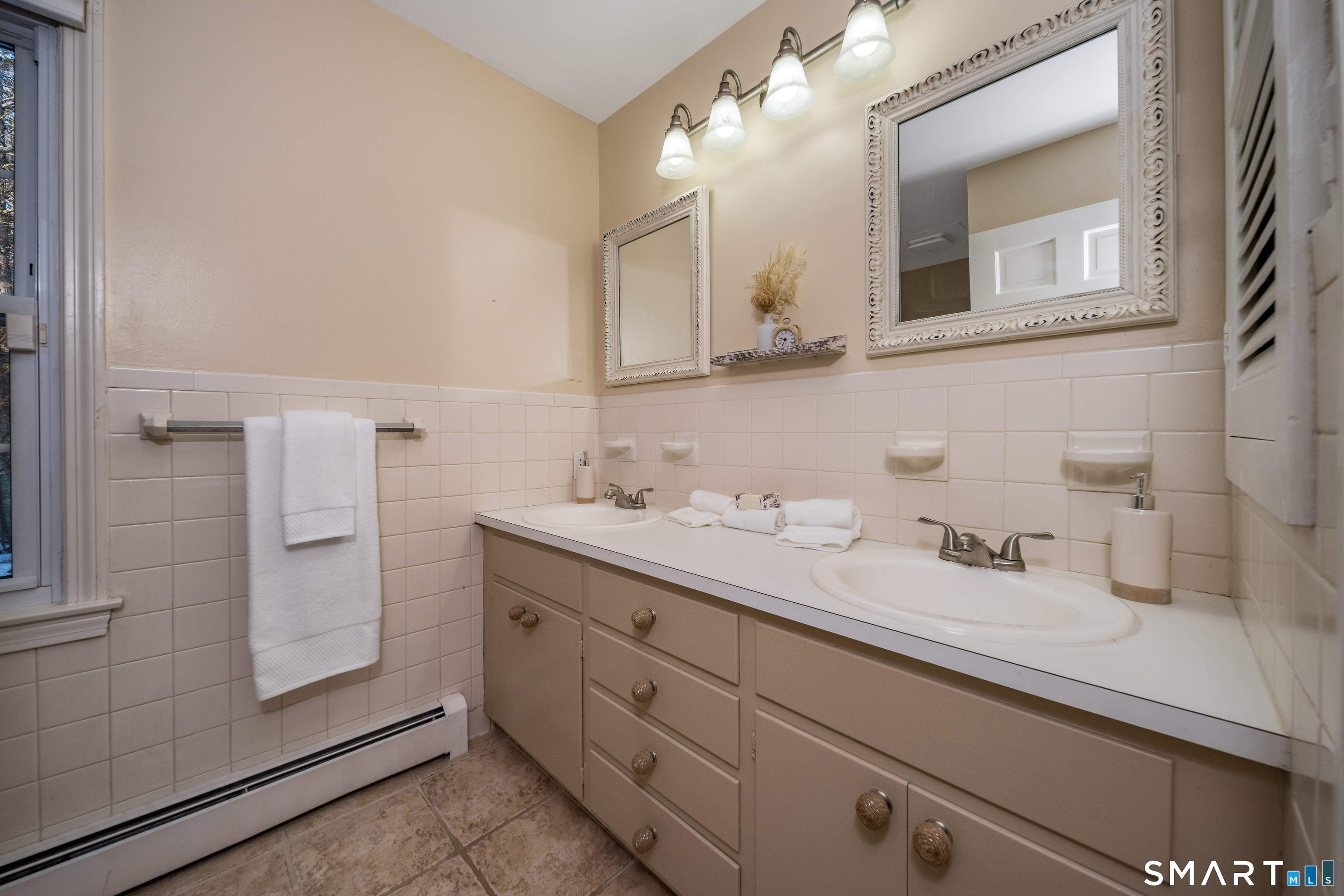 Photo 24 of 25 Lord Davis Lane, Avon, CT