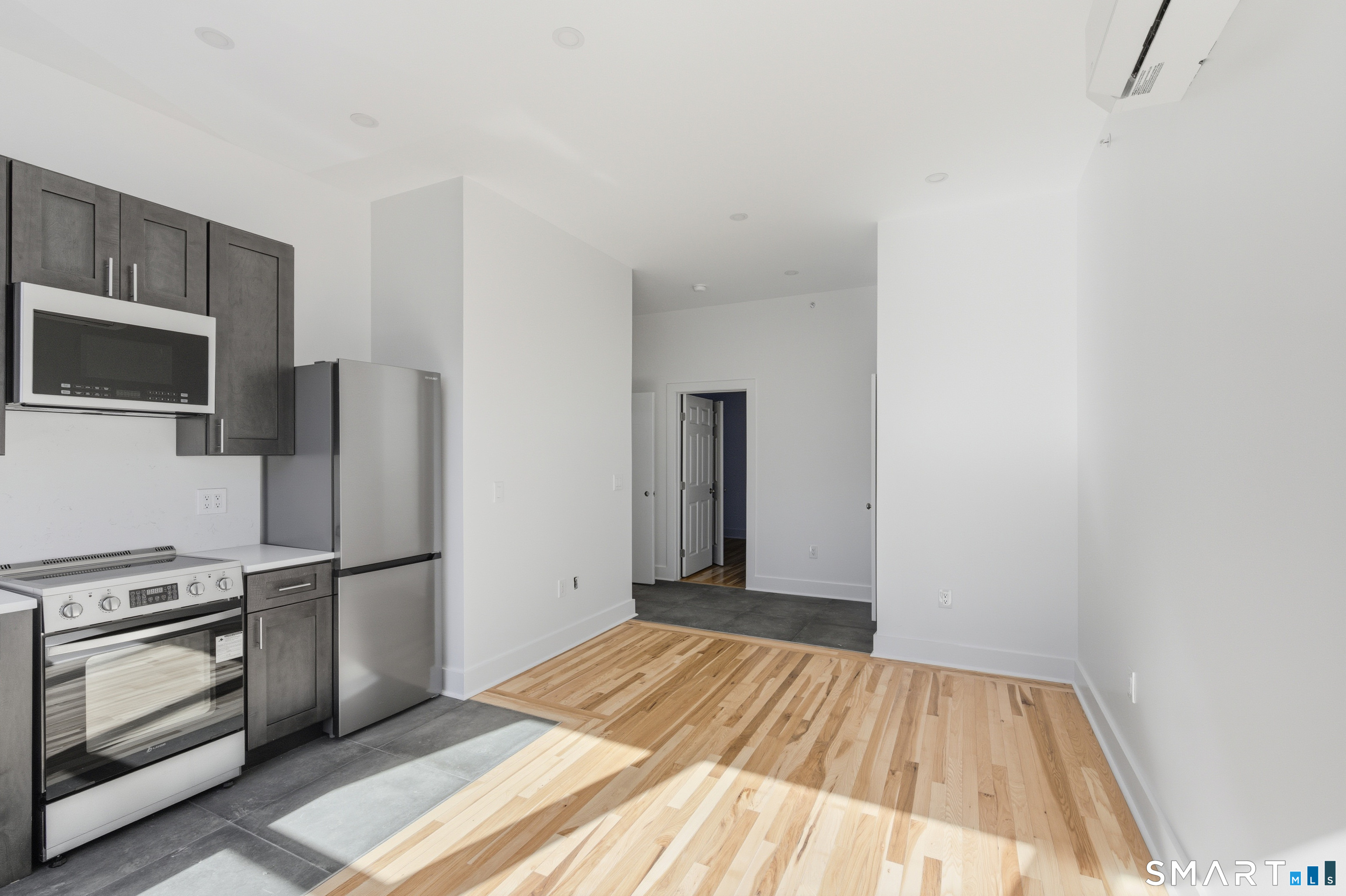 Photo 3 of 253 State Street, New London, CT