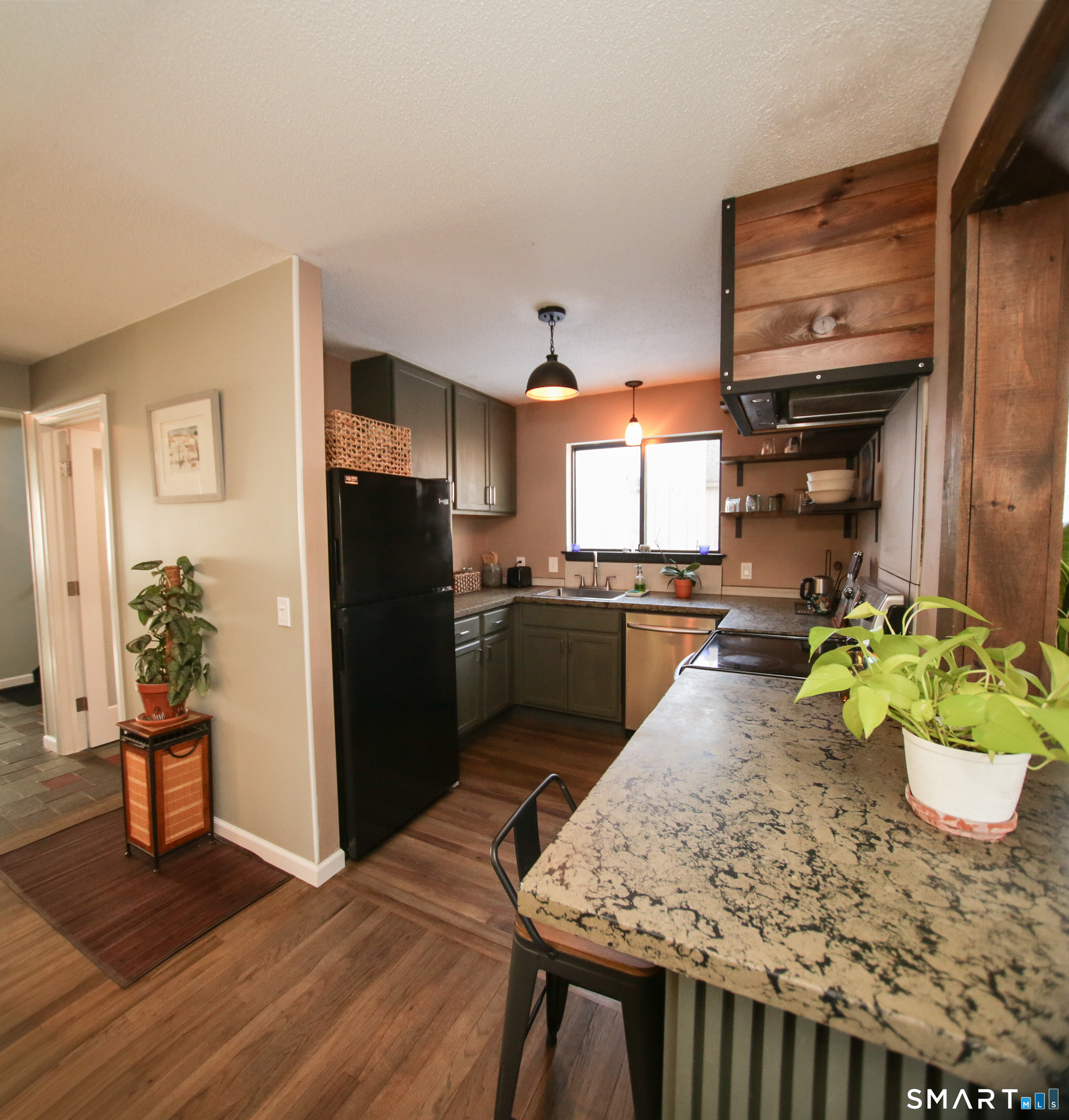 Photo 18 of 2 Meadow Court, Simsbury, CT