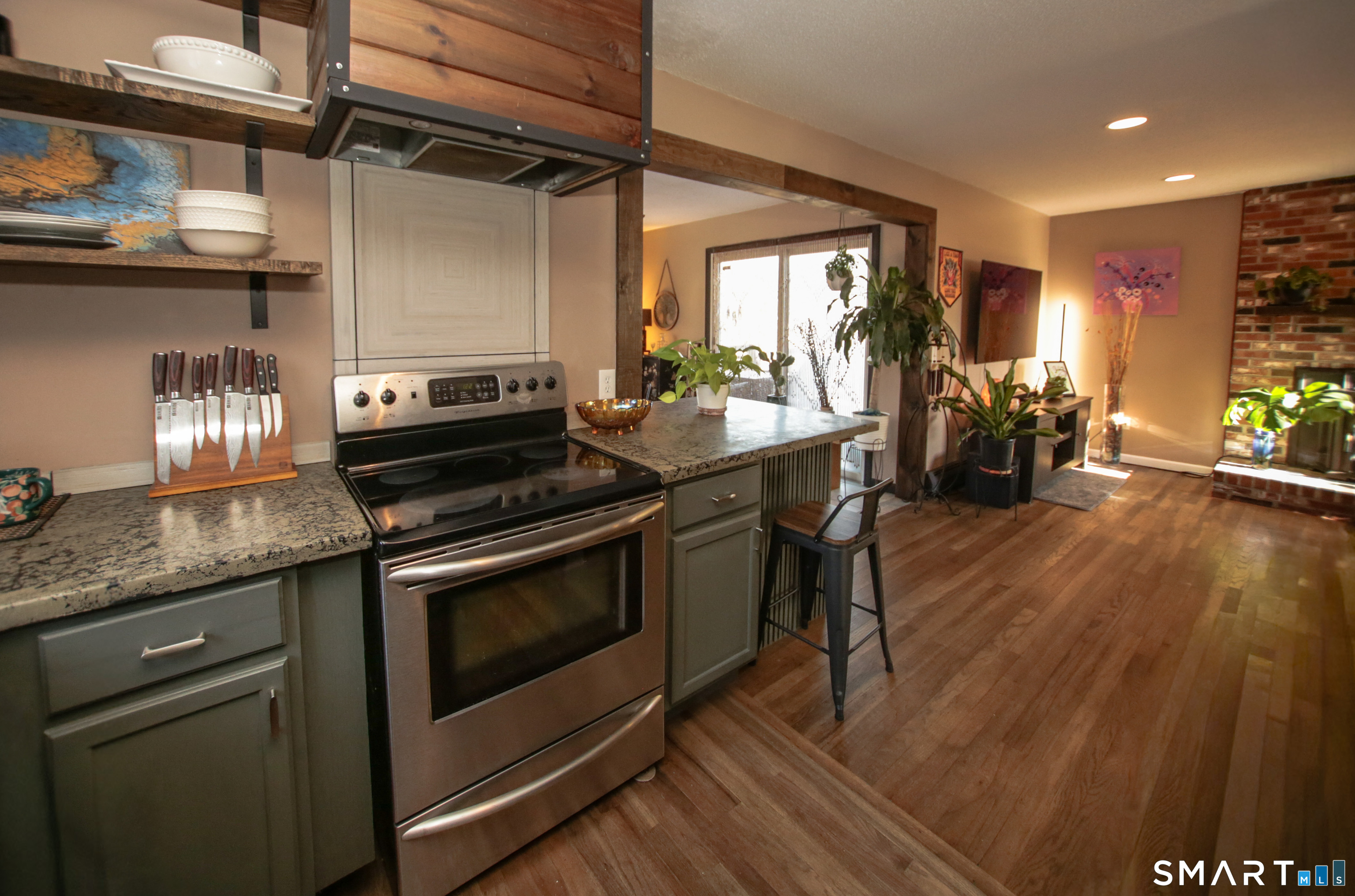 Photo 19 of 2 Meadow Court, Simsbury, CT