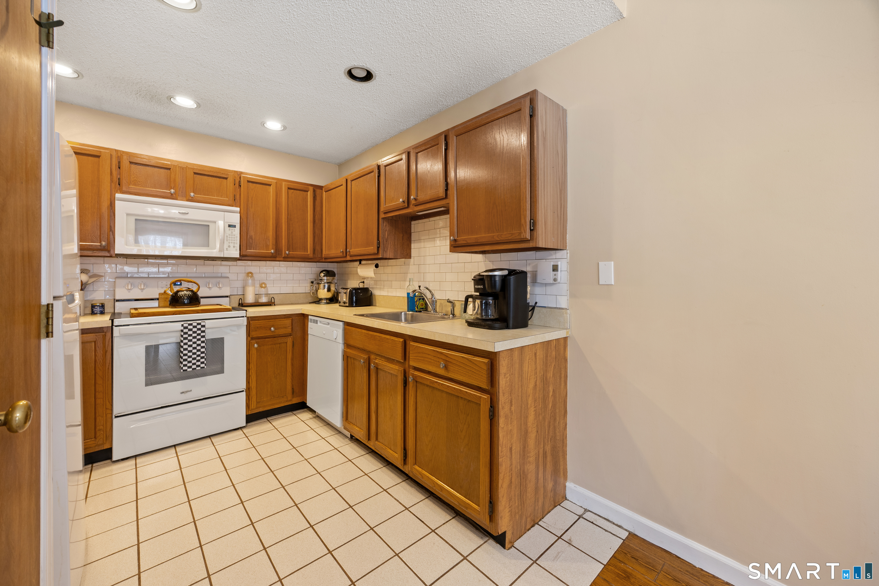 Photo 9 of 482 Lake Avenue, Bristol, CT