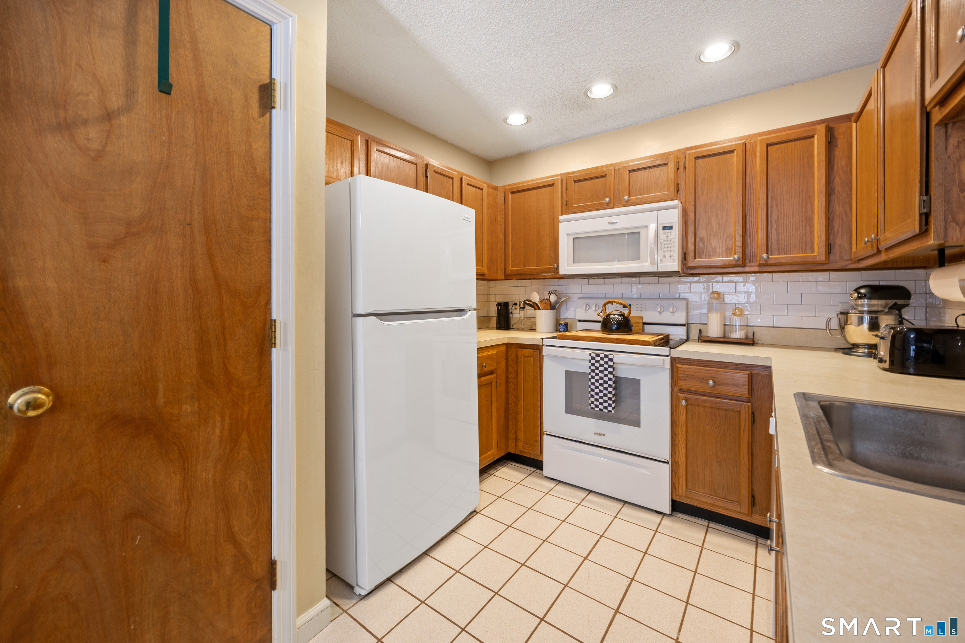 Photo 10 of 482 Lake Avenue, Bristol, CT