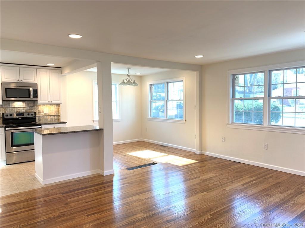 Photo 3 of 89 Cortland Circle, West Hartford, CT