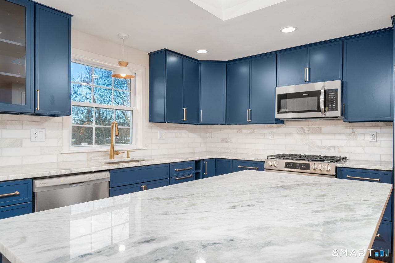 Photo 8 of 236 Old Farm Drive, Newington, CT