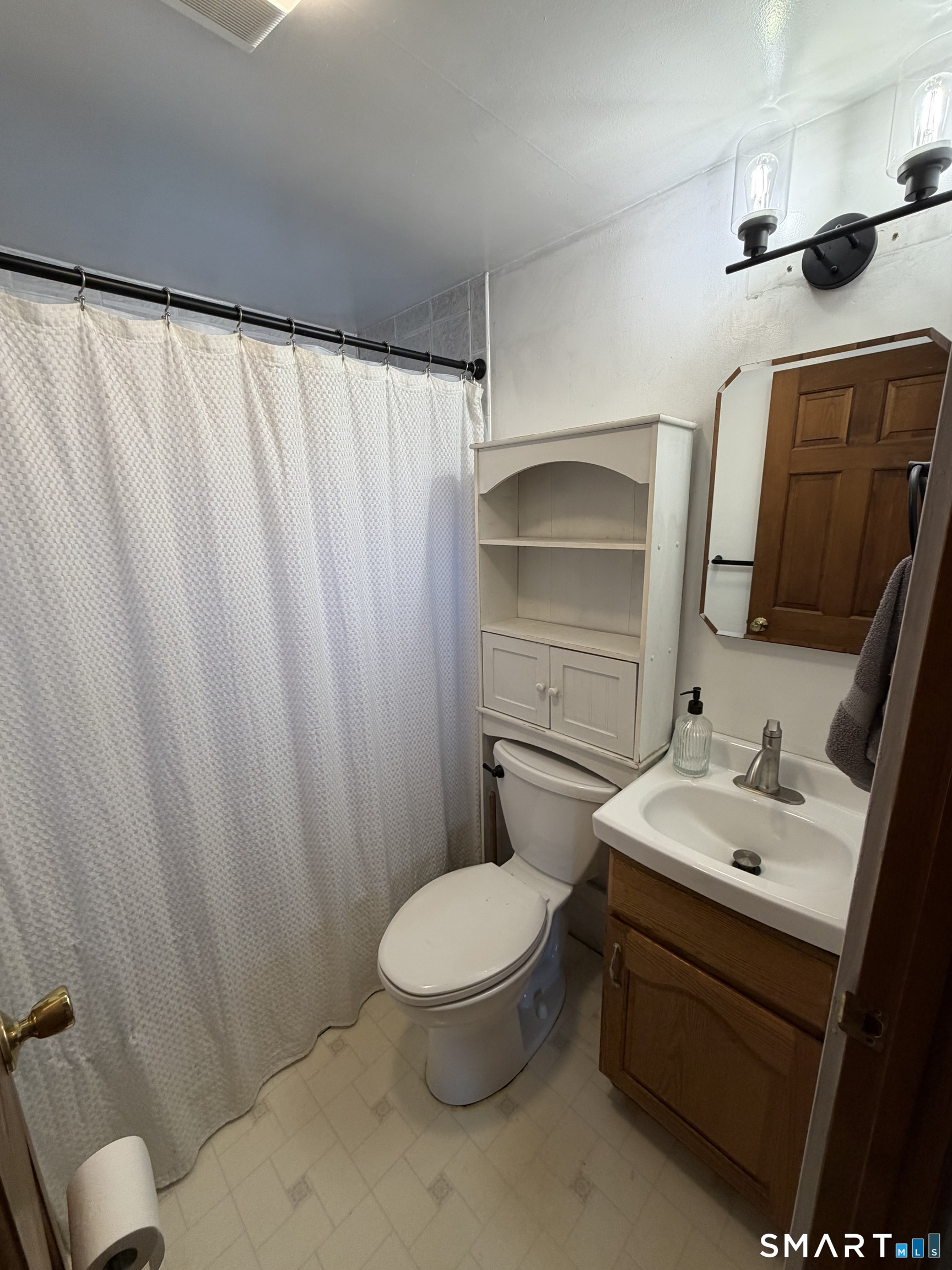 Photo 5 of 122 Wells Road, East Windsor, CT