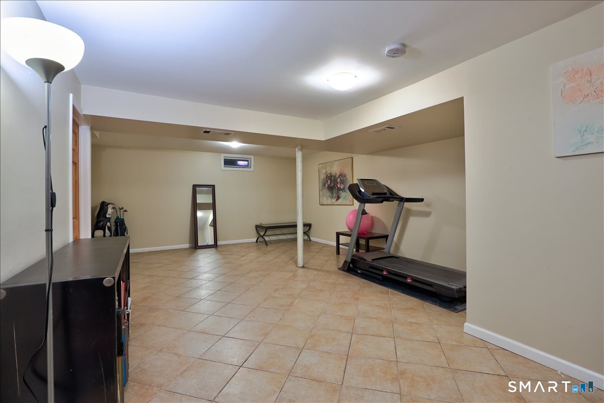 Photo 20 of 827 Oronoke Road, Waterbury, CT