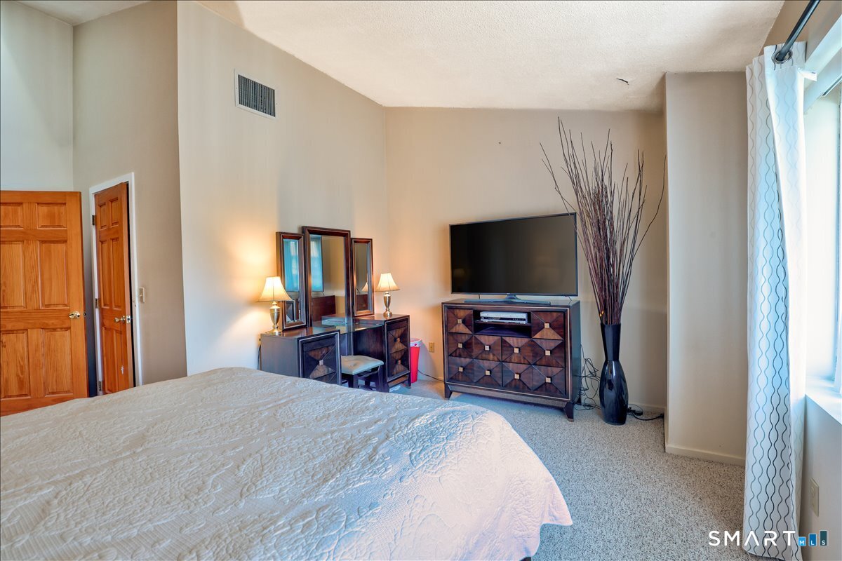 Photo 15 of 827 Oronoke Road, Waterbury, CT