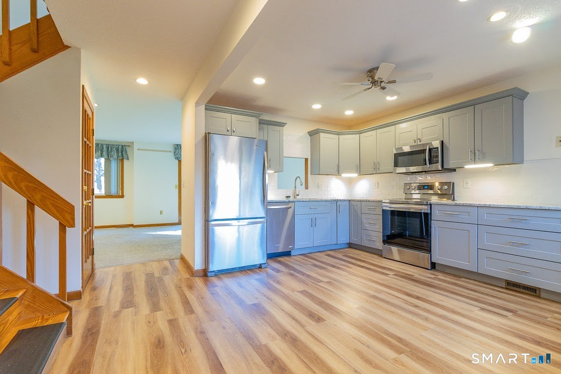 Photo 6 of 261 Foxboro Drive, Newington, CT