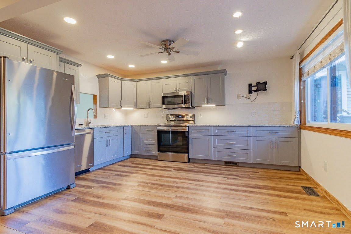 Photo 7 of 261 Foxboro Drive, Newington, CT