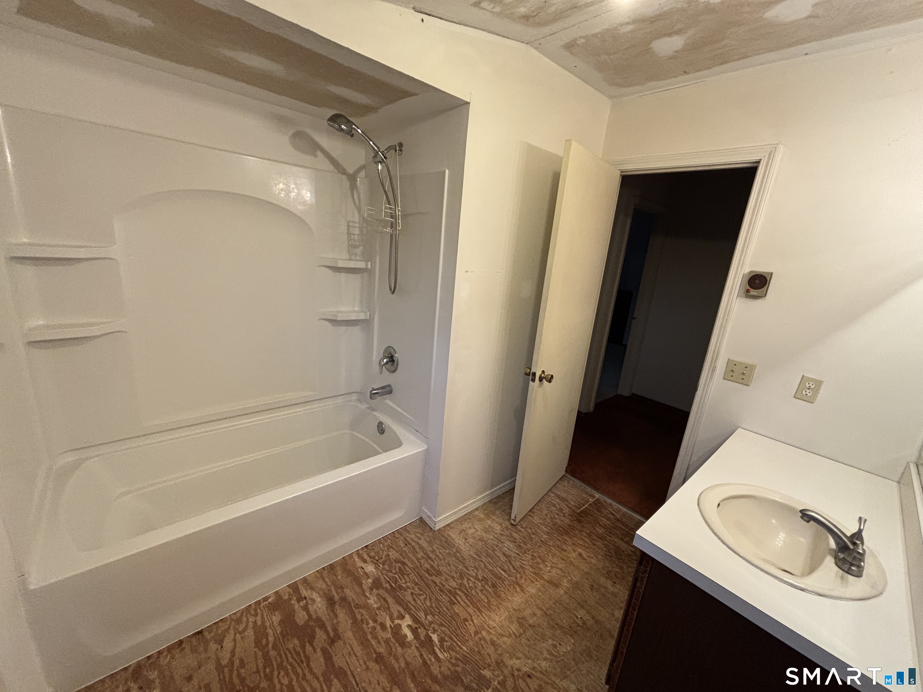 Photo 32 of 26 Village Circle, Naugatuck, CT