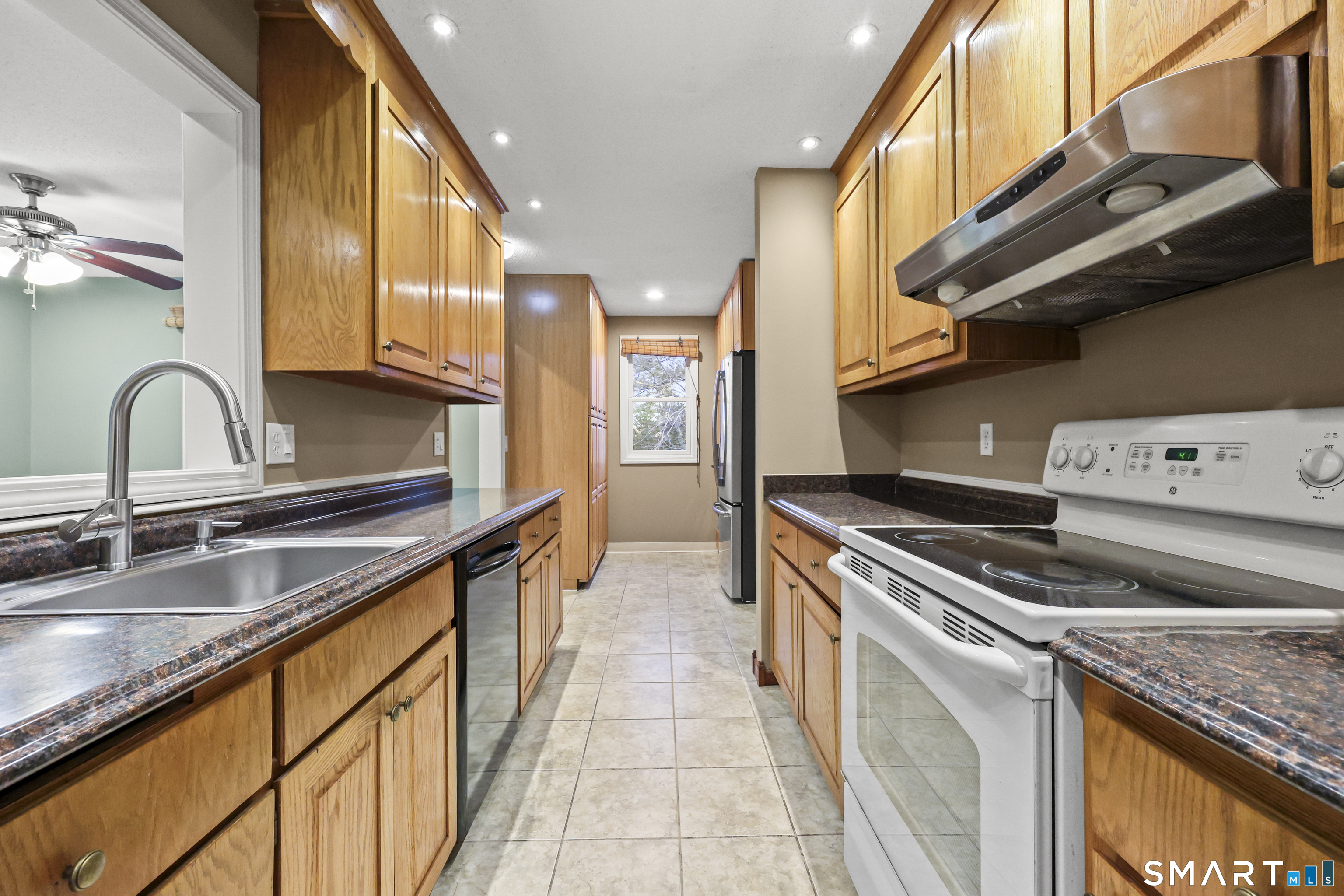 Photo 7 of 31 Oxford Court, Simsbury, CT