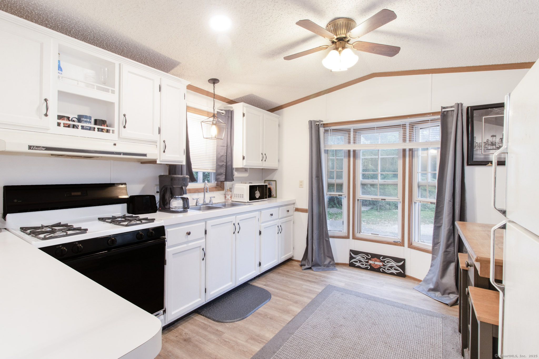 Homes for sale in Shelton, CT | 44 Hemlock Dr, Shelton, CT 06484 | MLS# 24149631