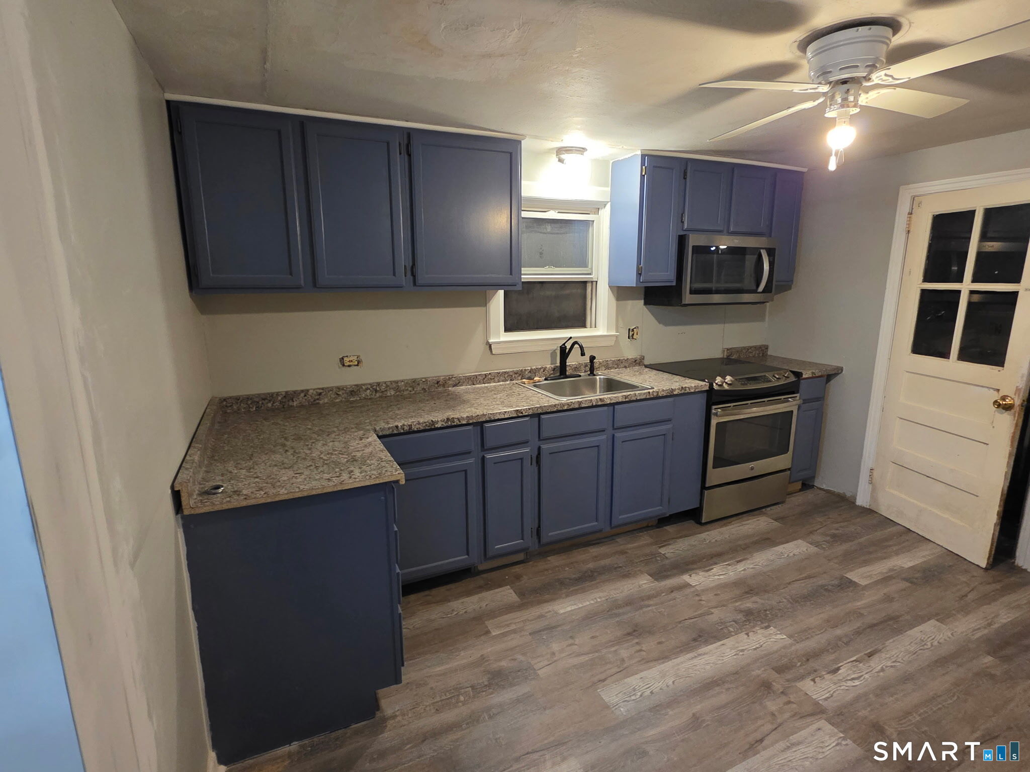 Photo 23 of 574 Quaker Lane, West Hartford, CT