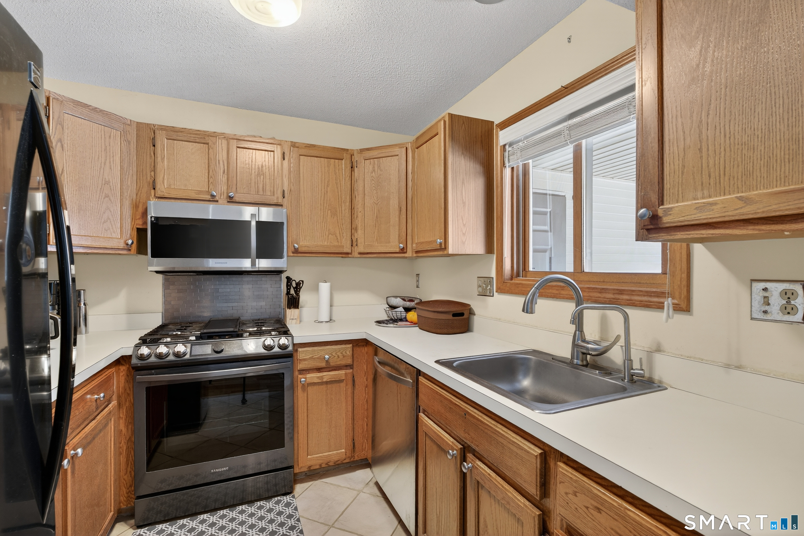 Homes for sale in Naugatuck, CT | 140 Barn Finch Cir #140, Naugatuck, CT 06770 | MLS# 24151733