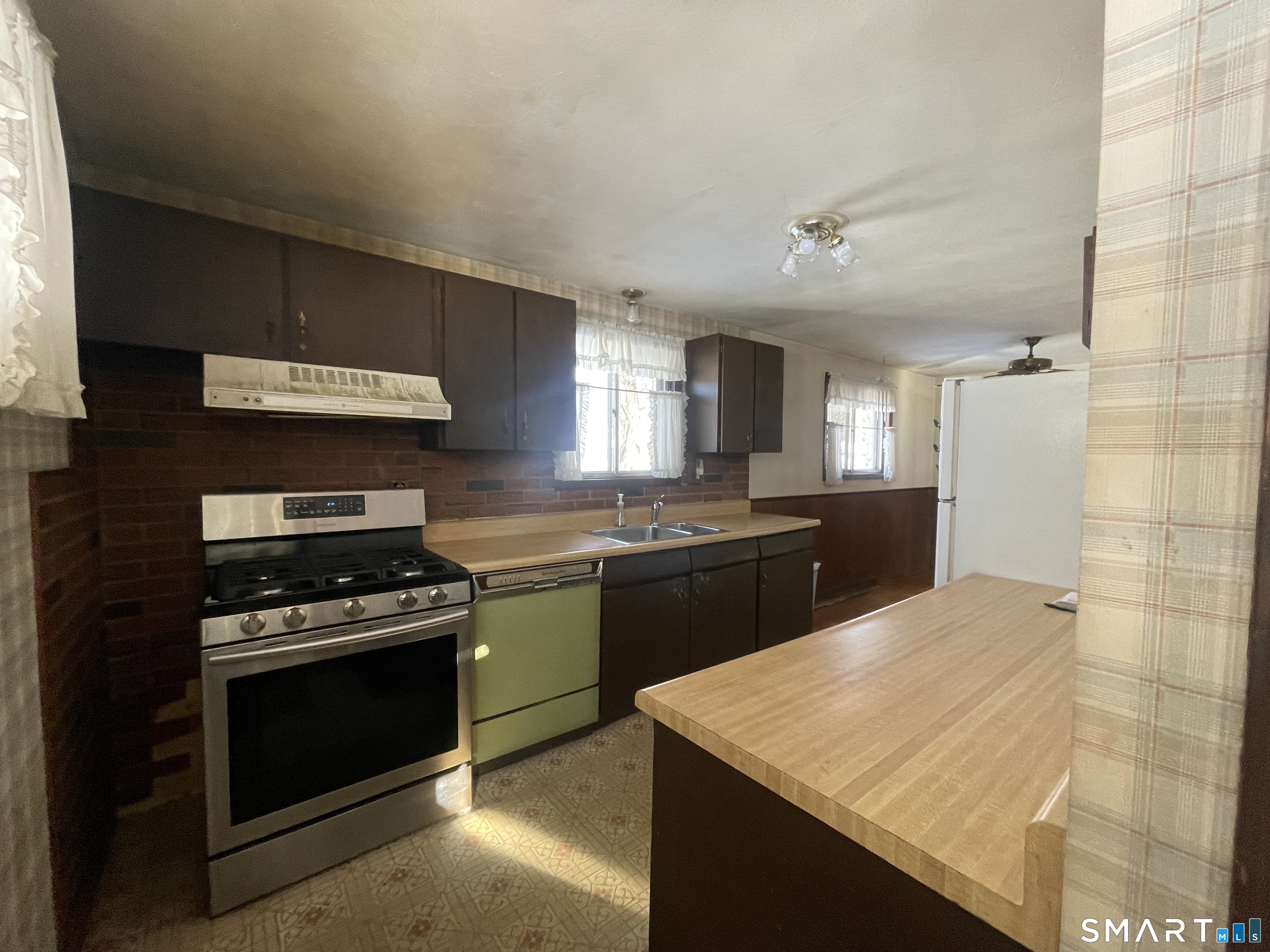 Homes for sale in Enfield, CT | 4 Marshall Dr, Enfield, CT 06082 | MLS# 24152051