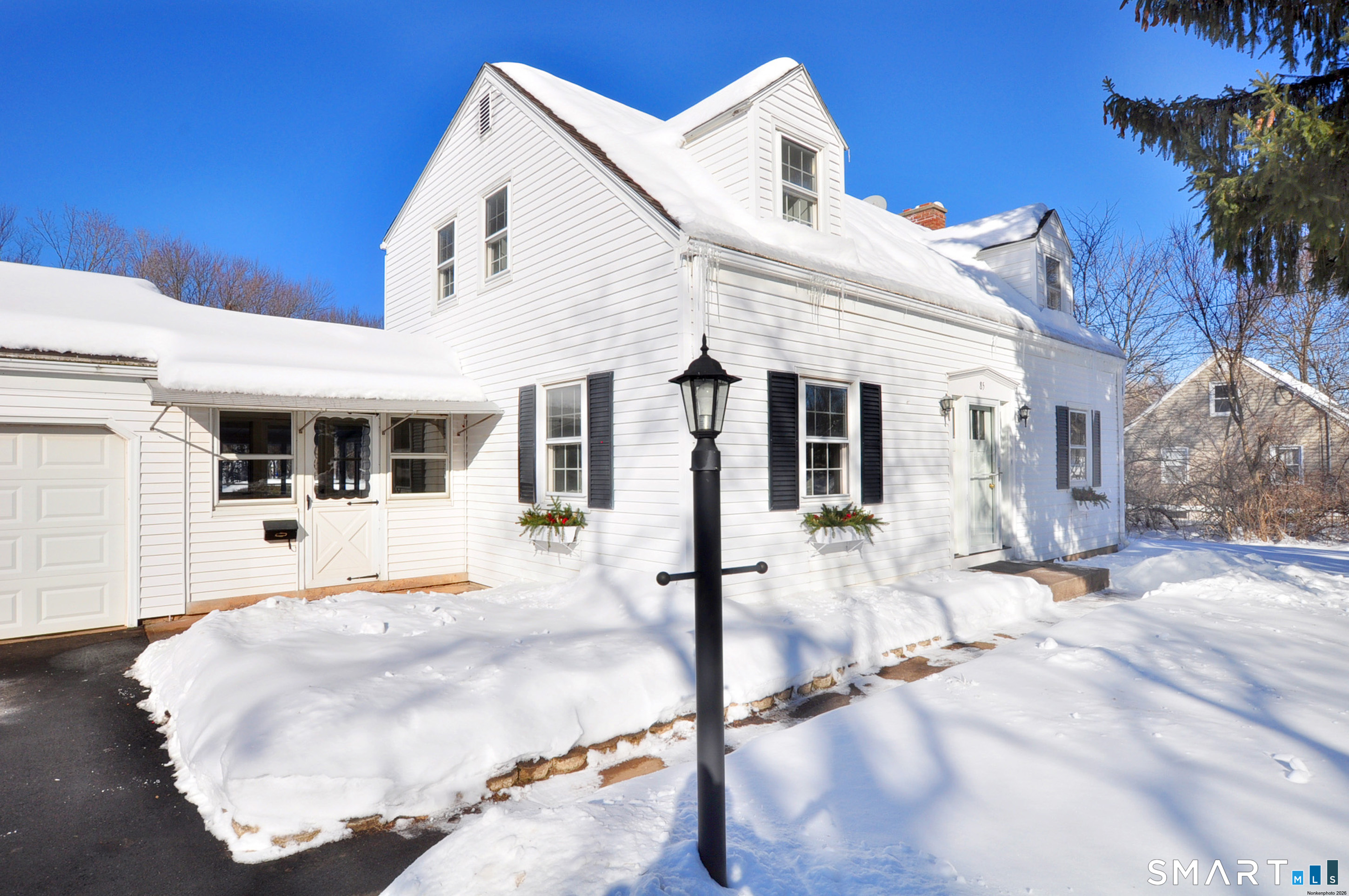 Homes for sale in Manchester, CT | 85 Lydall St, Manchester, CT 06042 | MLS# 24150928