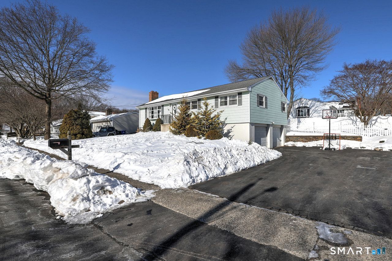 Homes for sale in Stratford, CT | 280 Goldbach Dr, Stratford, CT 06614 | MLS# 24149984