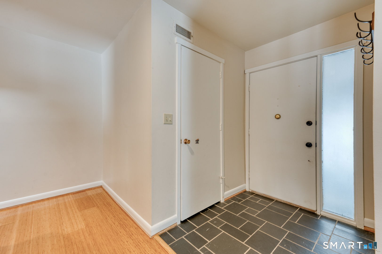 Homes for sale in Avon, CT | 14 Walnut Ln #14, Avon, CT 06001 | MLS# 24154898