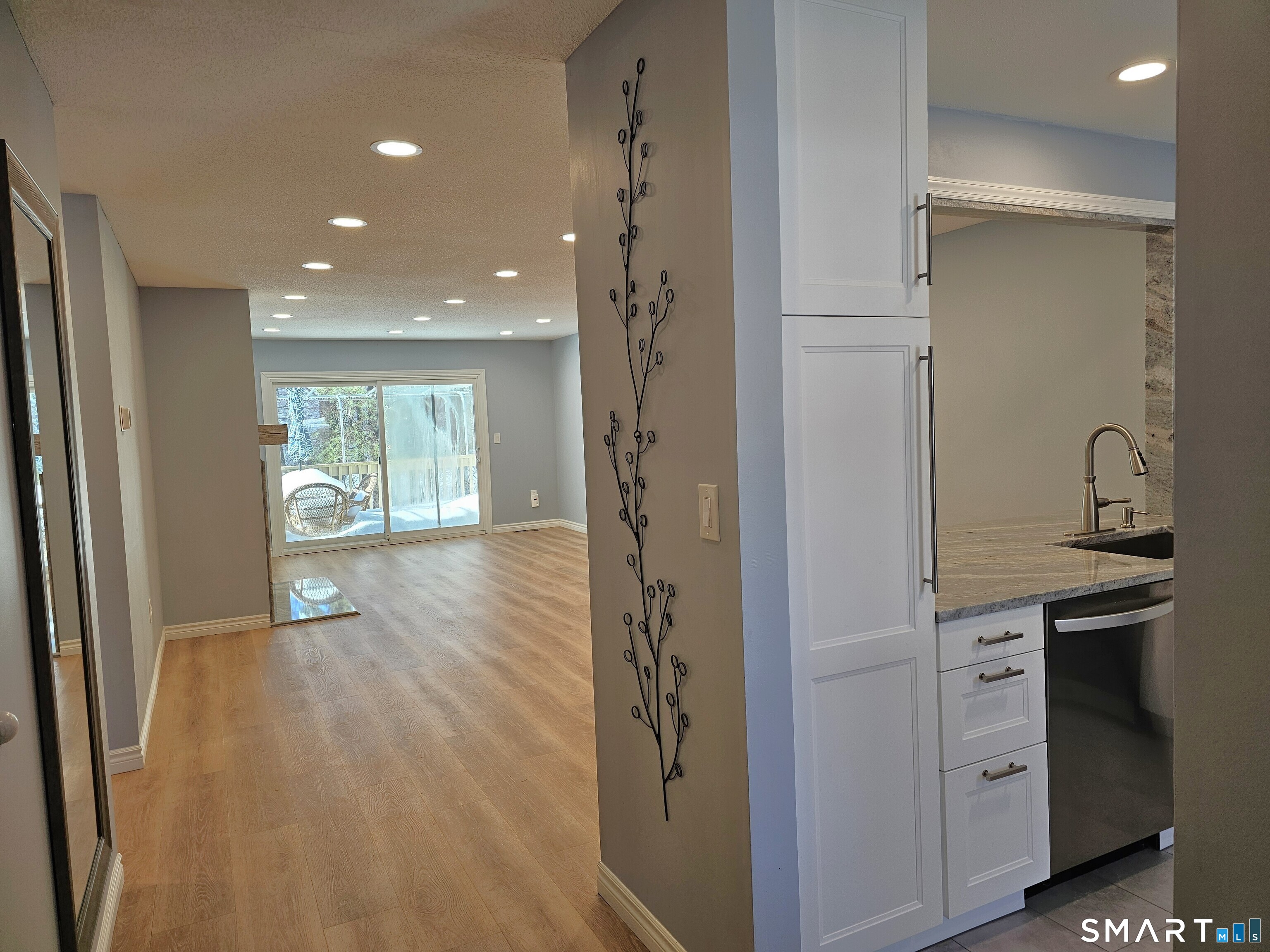 Homes for sale in Avon, CT | 9 Putnam Ln #9, Avon, CT 06001 | MLS# 24157084