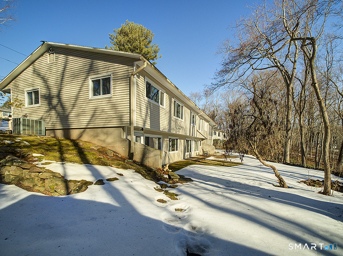 Homes for sale in Hamden, CT | 136 Knoll Dr, Hamden, CT 06518 | MLS# 24158353