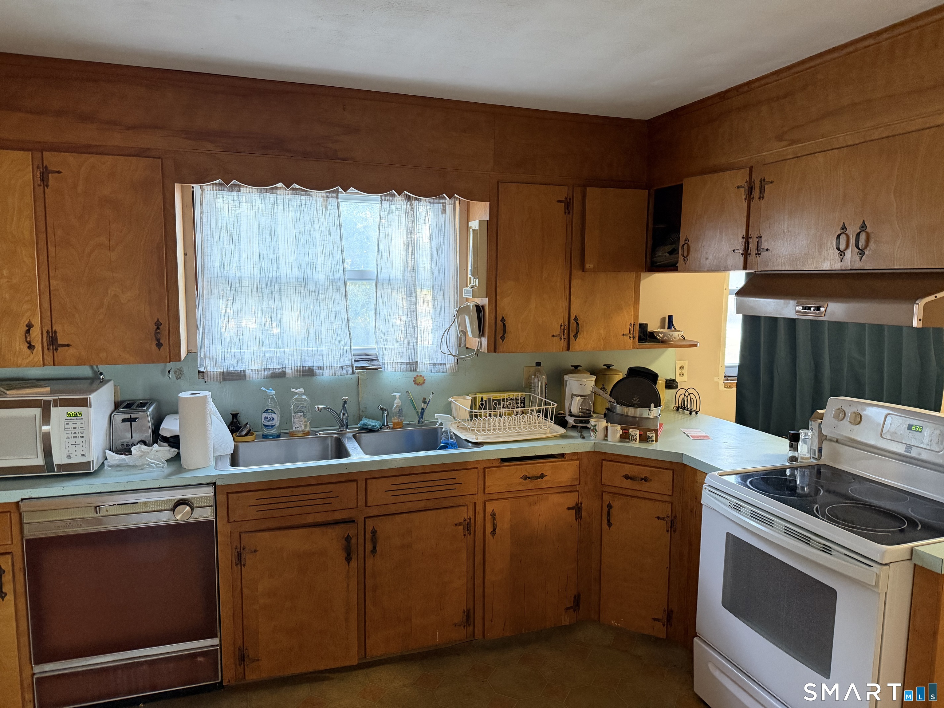 Homes for sale in Ledyard, CT | 9 Oakridge Dr, Ledyard, CT 06335 | MLS# 24148667