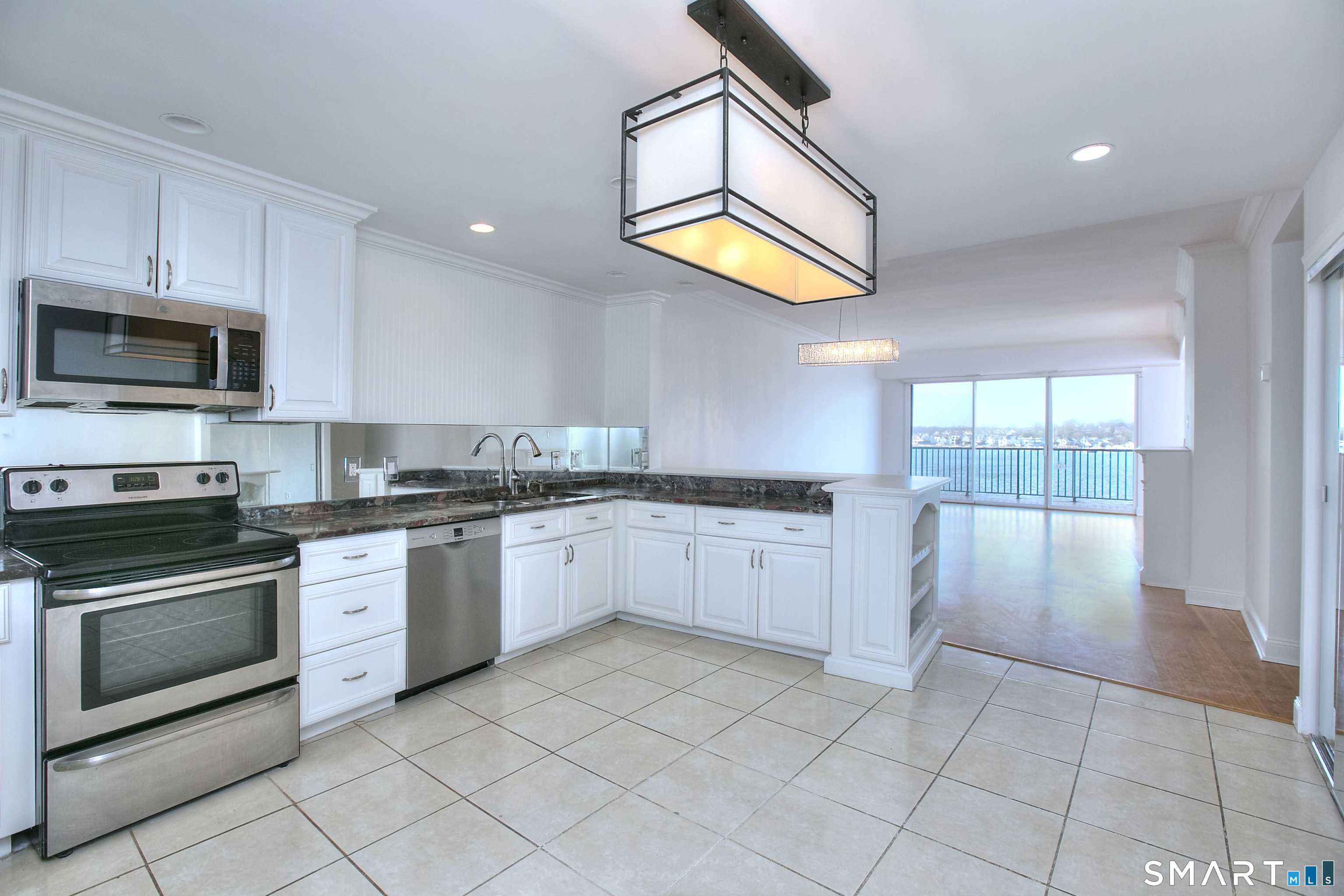 100 Seaview, Norwalk, 06855, 2 Bedrooms Bedrooms, 0 ,2 BathroomsBathrooms,Condo/co-op For Sale,For Sale,Seaview,0,24122289