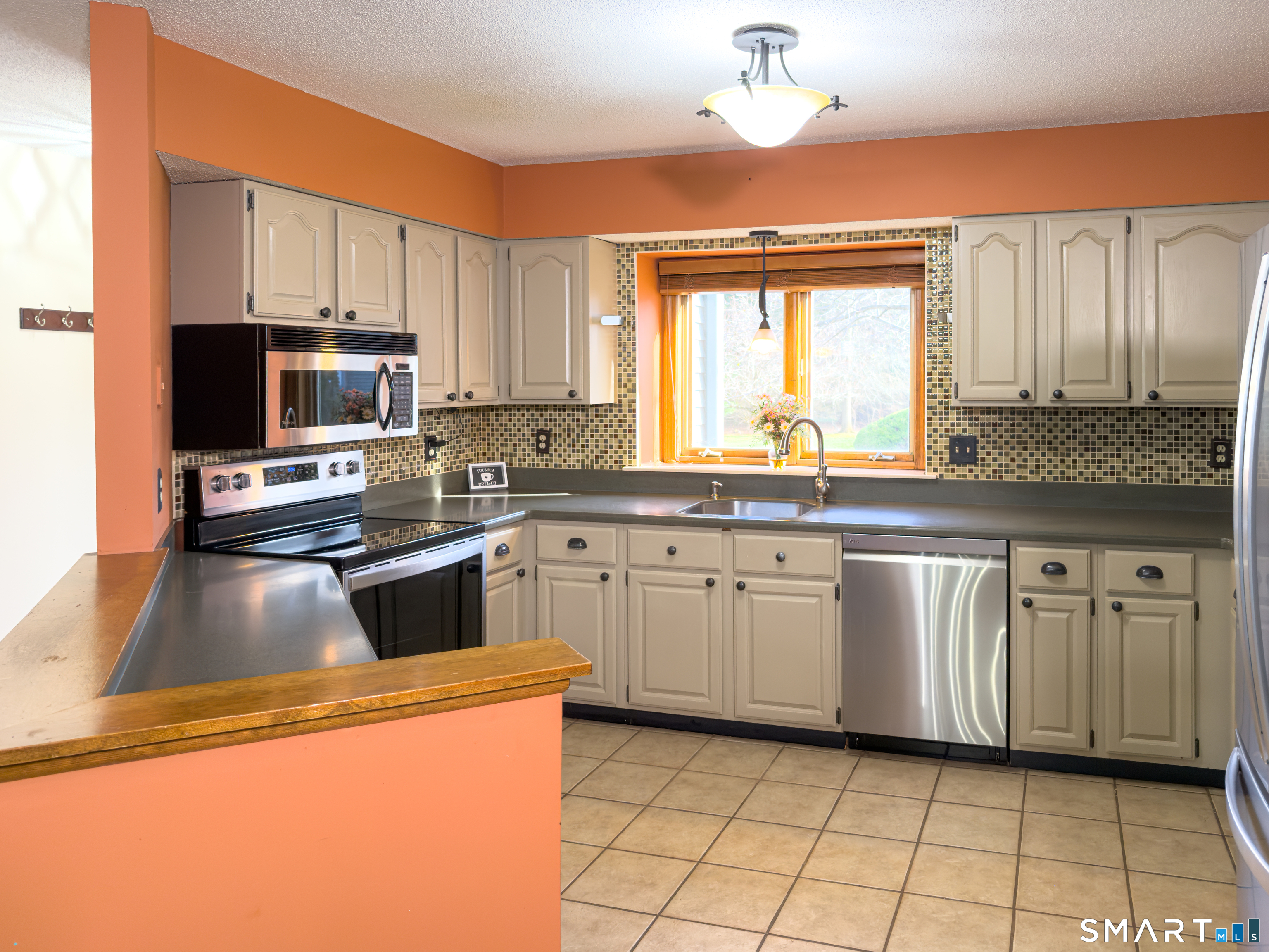 Photo 4 of 804 Sand Stone Drive, South Windsor, CT