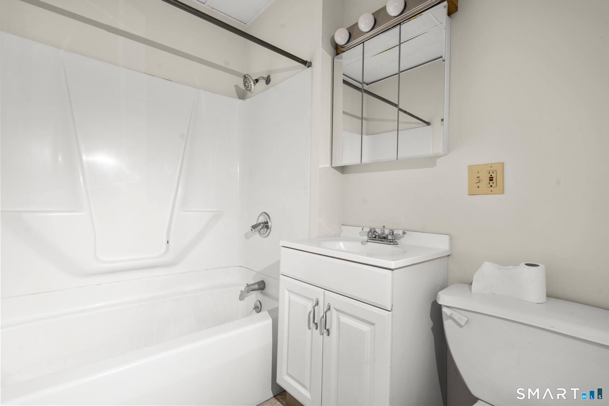 985 Bank, Waterbury, 06708, 0 , 0 ,44 BathroomsBathrooms,Commercial For Sale,For Sale,Bank,0,24168573