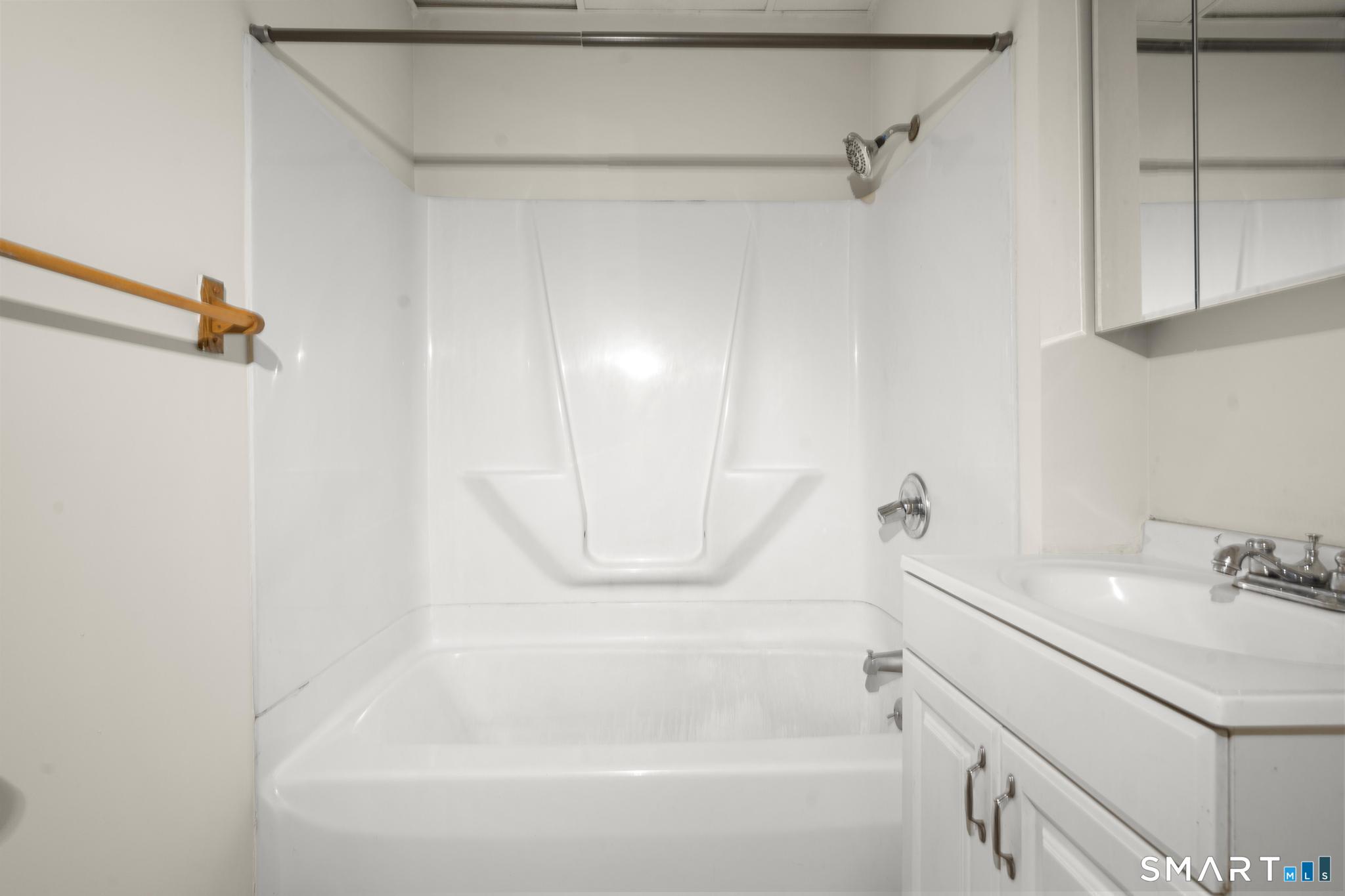 985 Bank, Waterbury, 06708, 0 , 0 ,44 BathroomsBathrooms,Commercial For Sale,For Sale,Bank,0,24168573