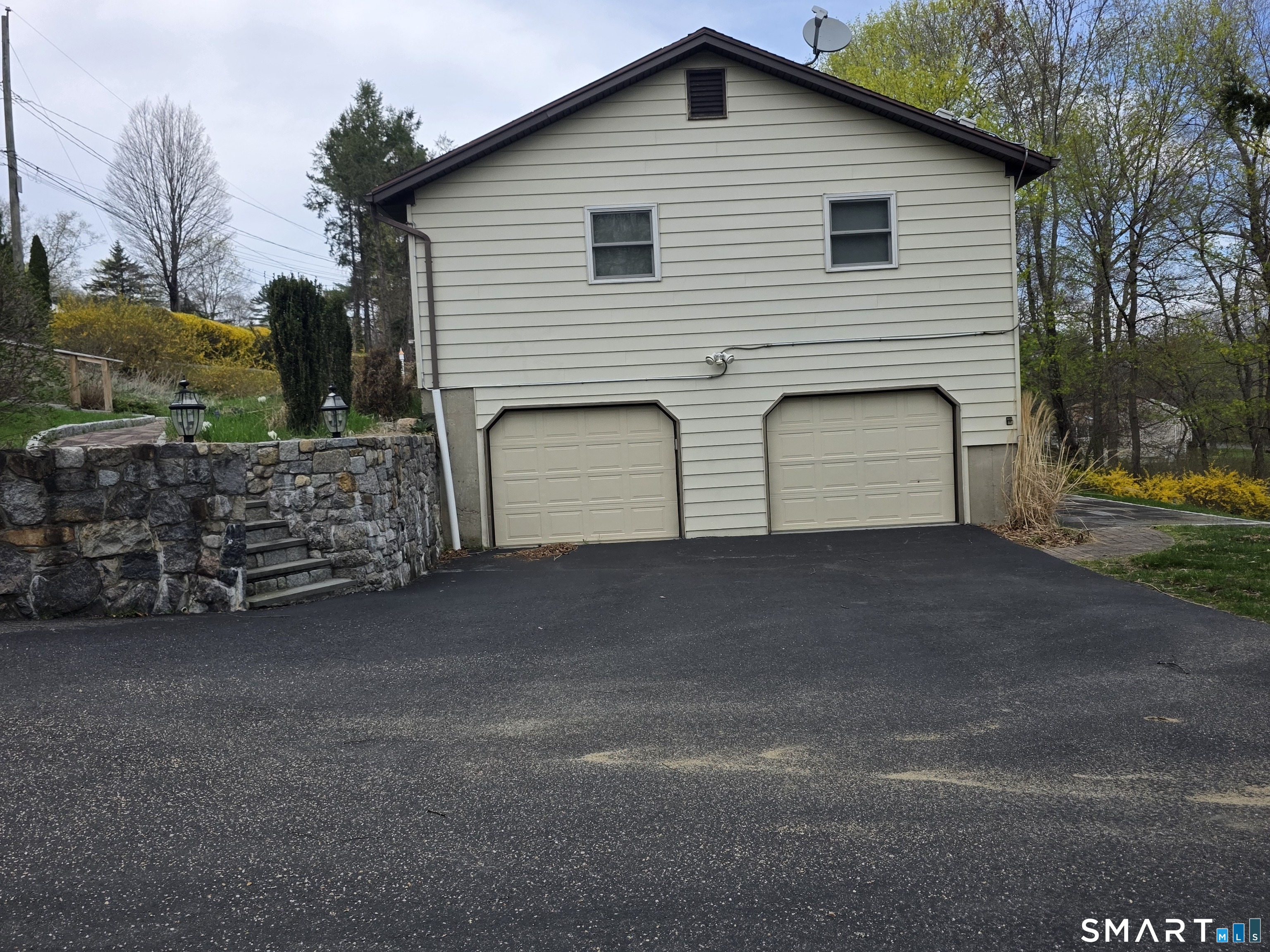 39 Charcoal Ridge, New Fairfield, 06812, 3 Bedrooms Bedrooms, 0 ,2 BathroomsBathrooms,Single Family For Sale,For Sale,Charcoal Ridge,0,24169630