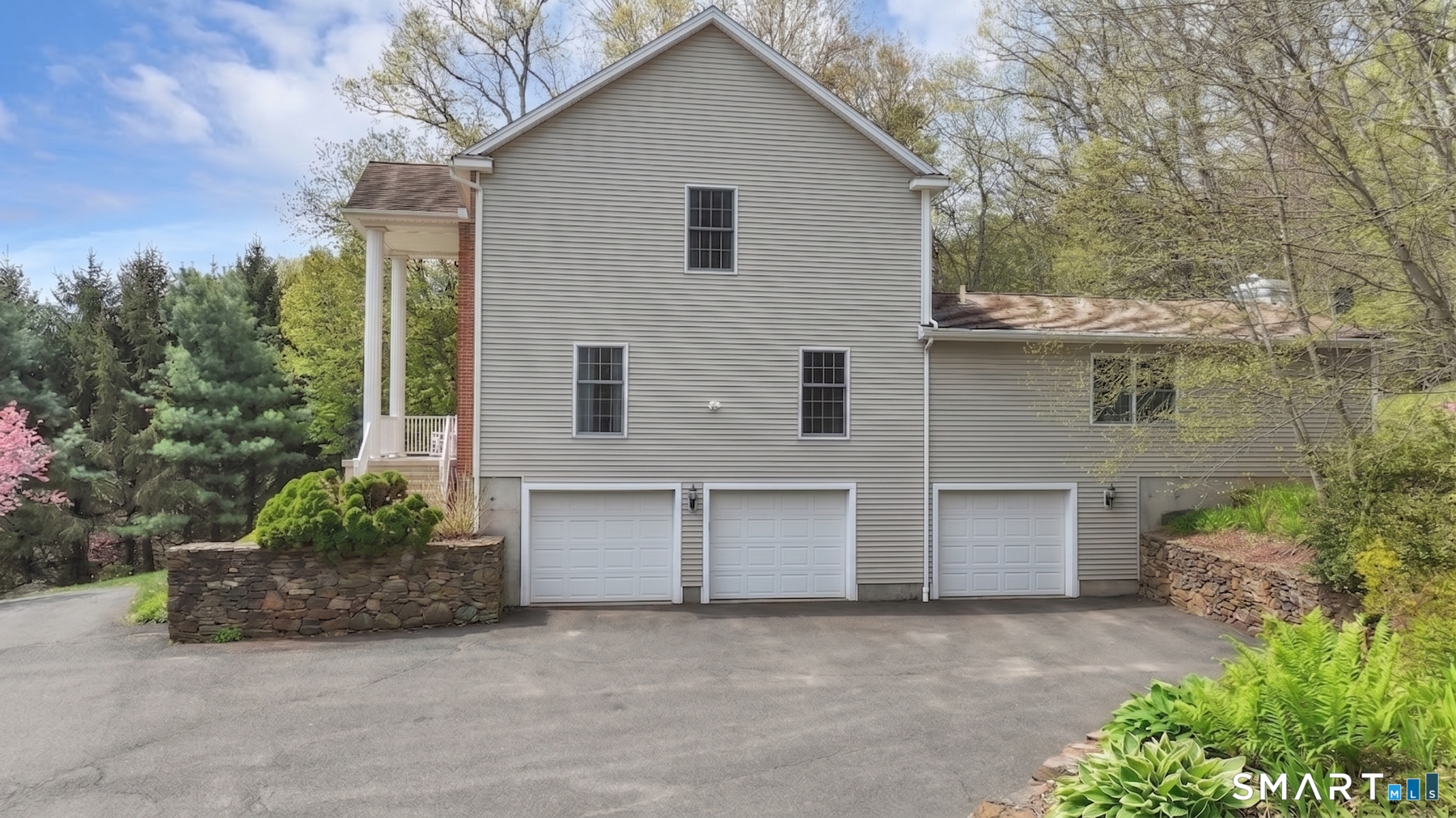 Homes for sale in Woodbury, CT | 17 Carriage Ln, Woodbury, CT 06798 | MLS# 24171620