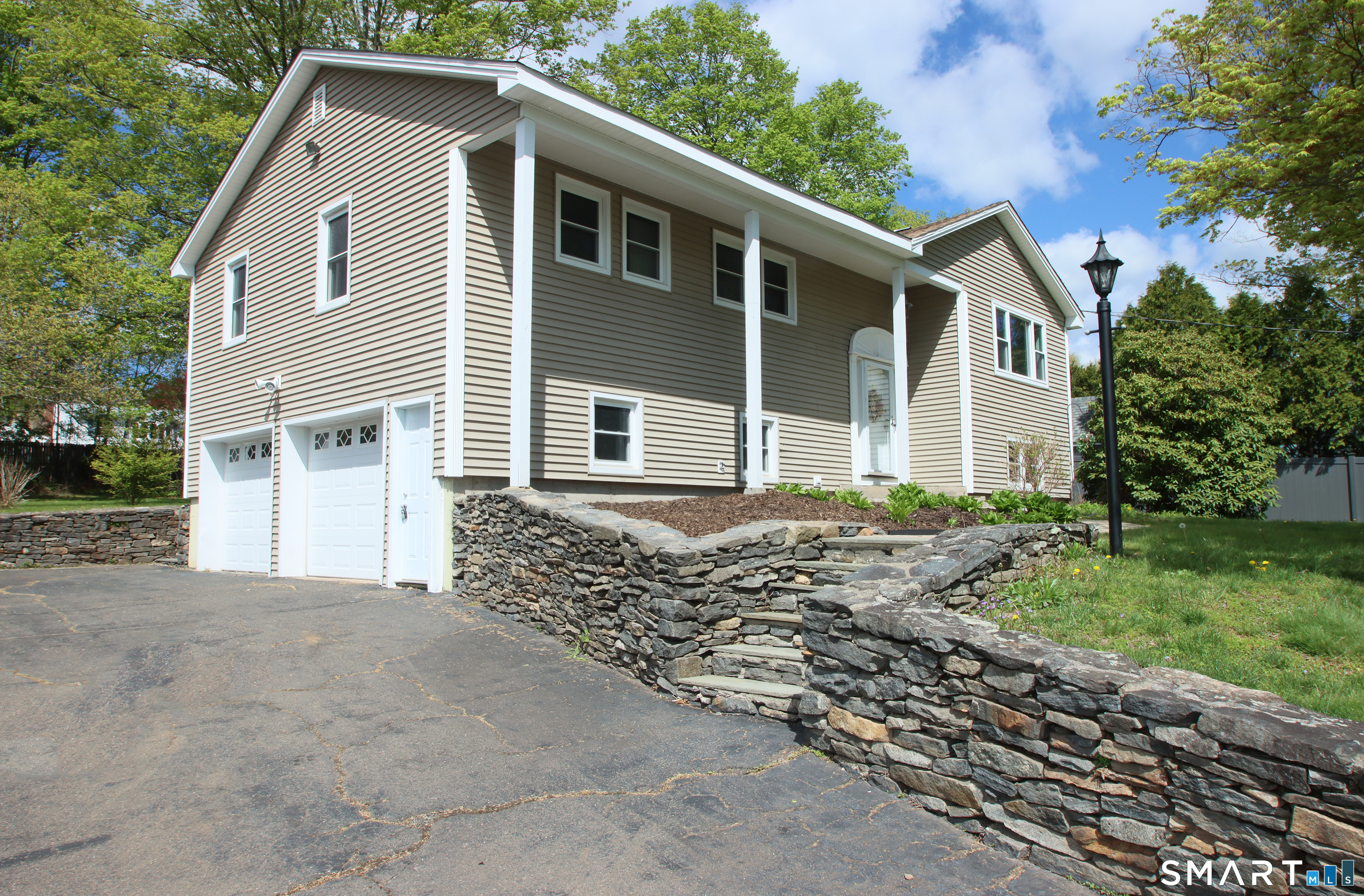 Homes for sale in Middletown, CT | 25 Pleasant View Dr, Middletown, CT 06457 | MLS# 24170759