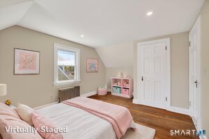 Upstairs Bedroom / Officer